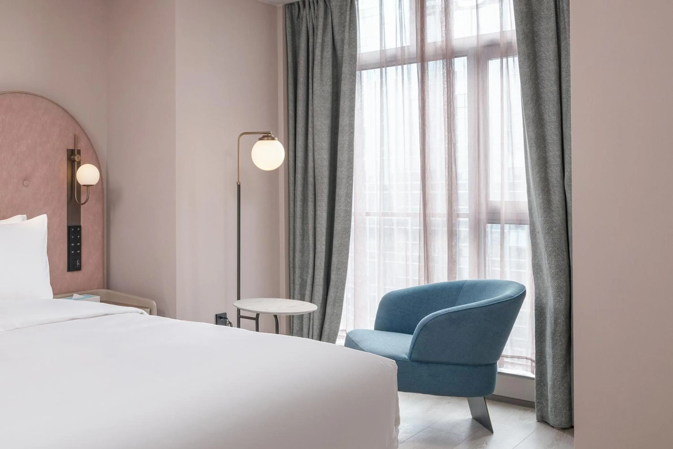 Seating area, Bed in Mercure Guangzhou Tianhe Sports Center