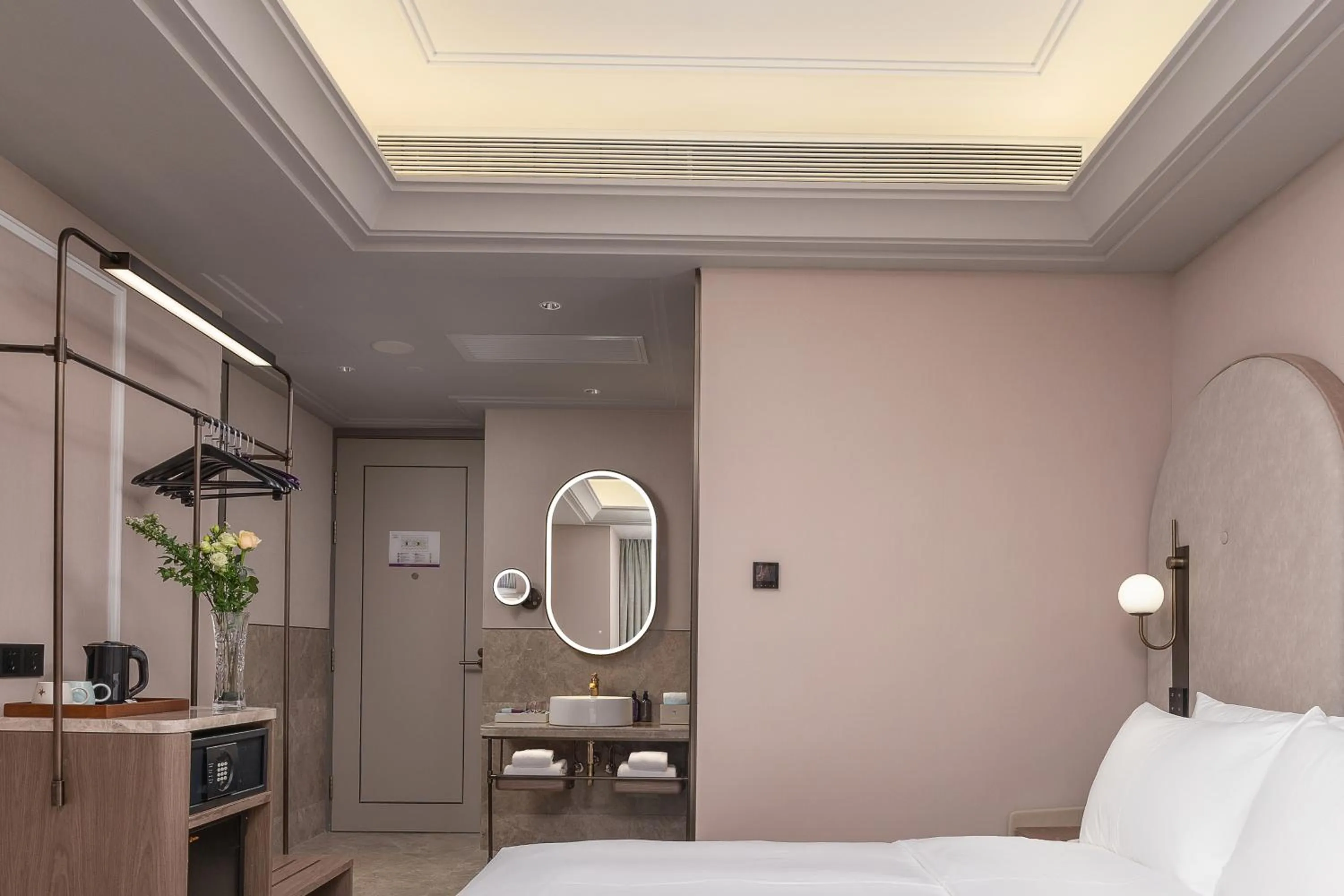 Shower, Bed in Mercure Guangzhou Tianhe Sports Center