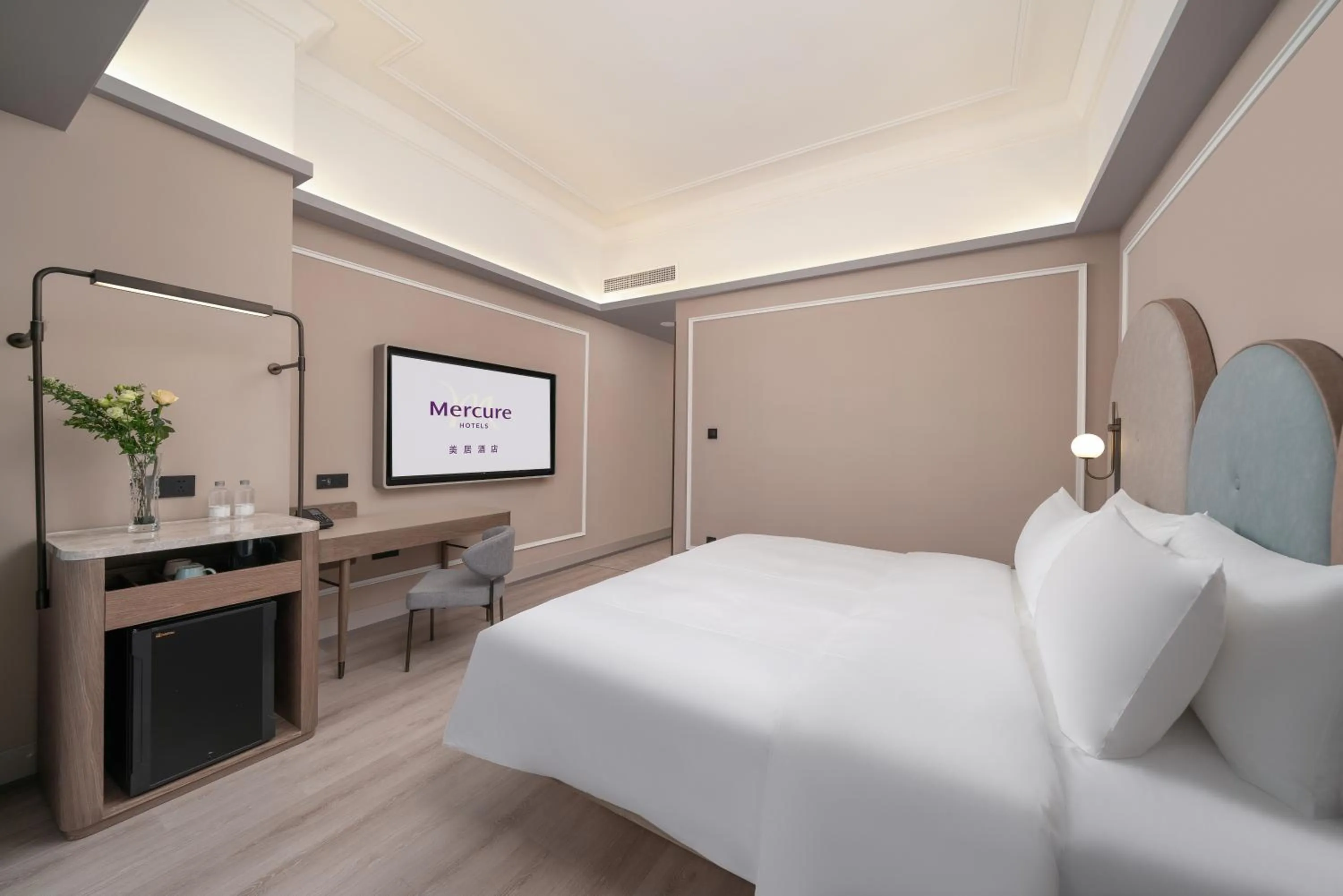 TV and multimedia, Bed in Mercure Guangzhou Tianhe Sports Center
