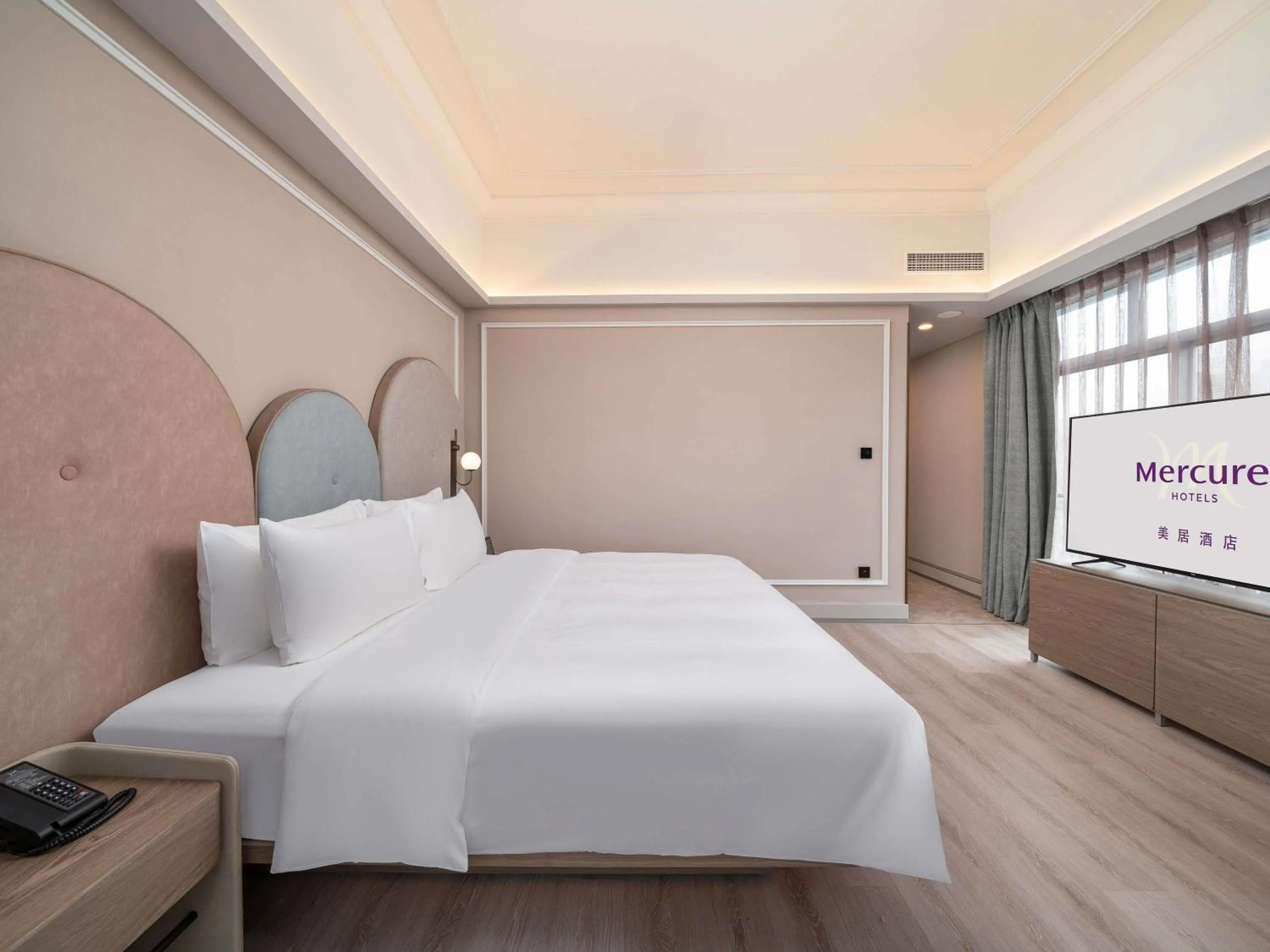 Bedroom, Bed in Mercure Guangzhou Tianhe Sports Center