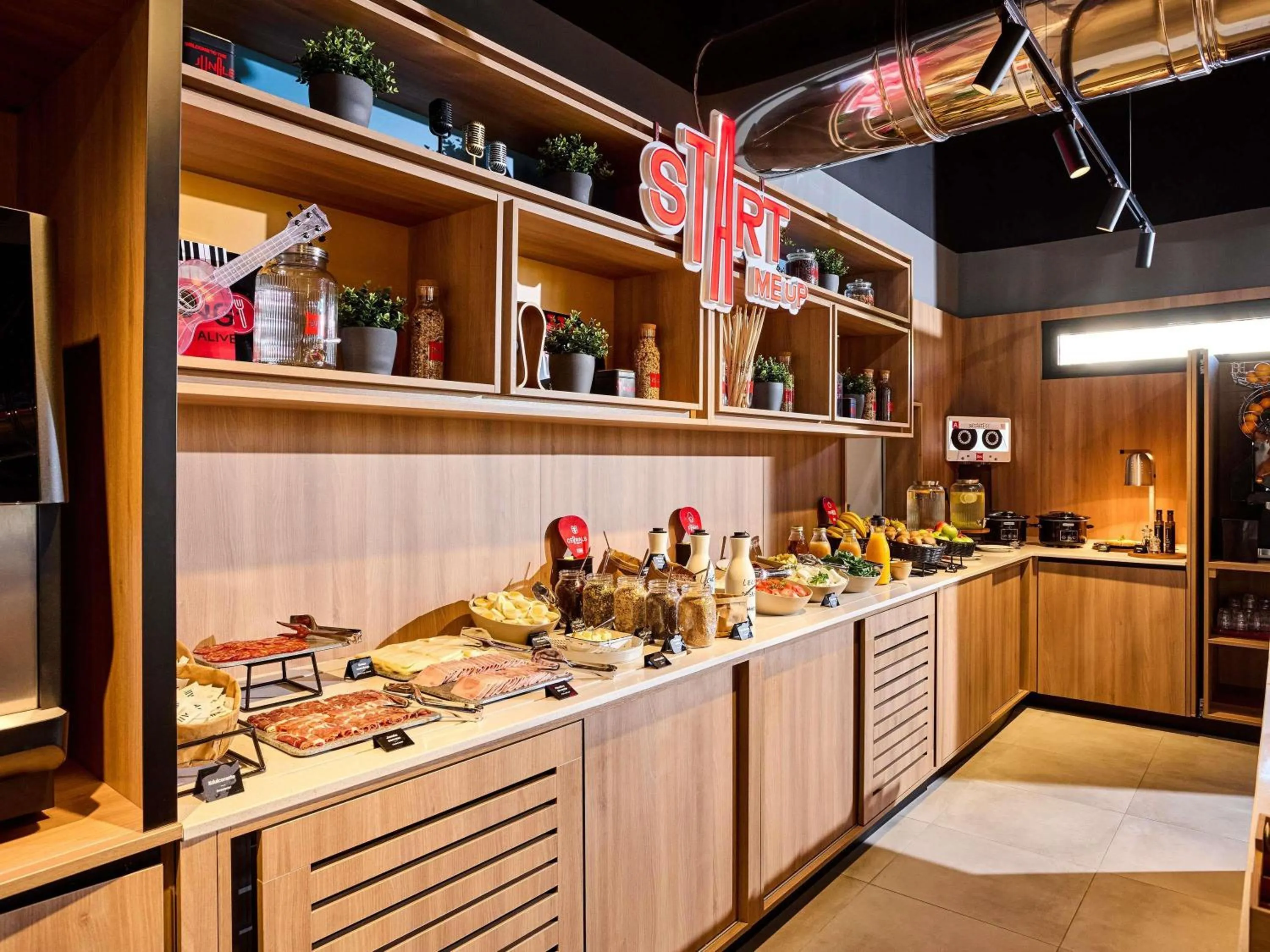 Restaurant/places to eat in ibis Madrid Norte Las Tablas