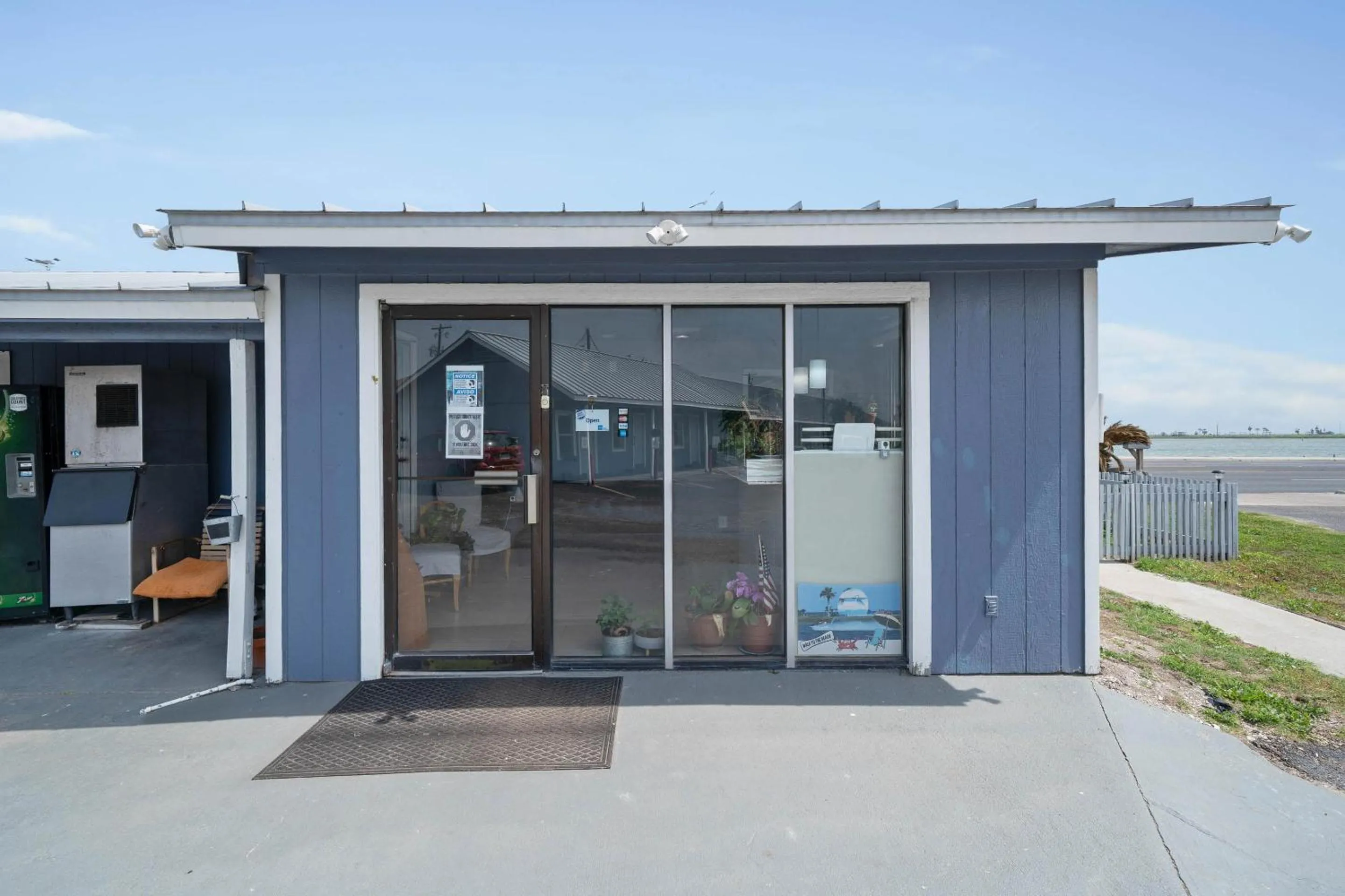 Facade/entrance in OYO Hotel Rockport- Bay View