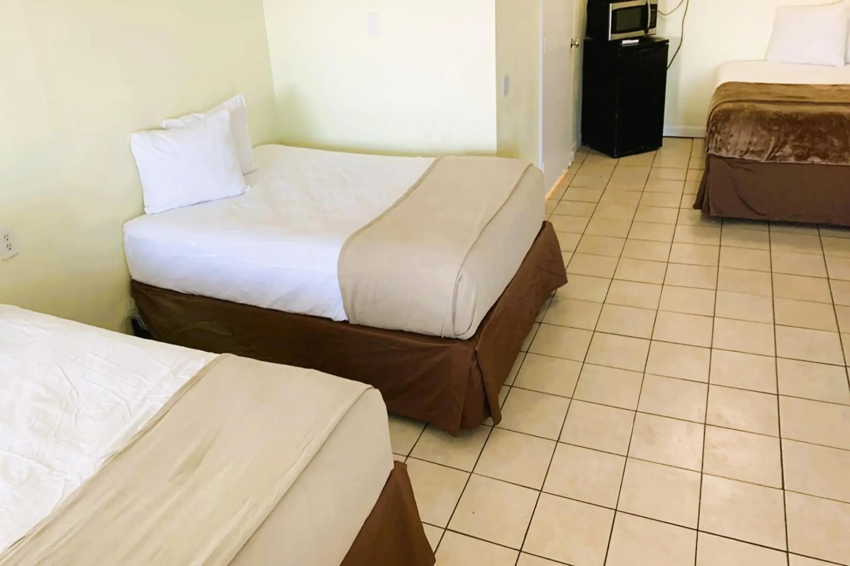 2 Full Beds & 1 Queen Bed in OYO Hotel Rockport- Bay View 2 Full Beds & 1 Queen Bed in OYO Hotel Rockport- Bay View