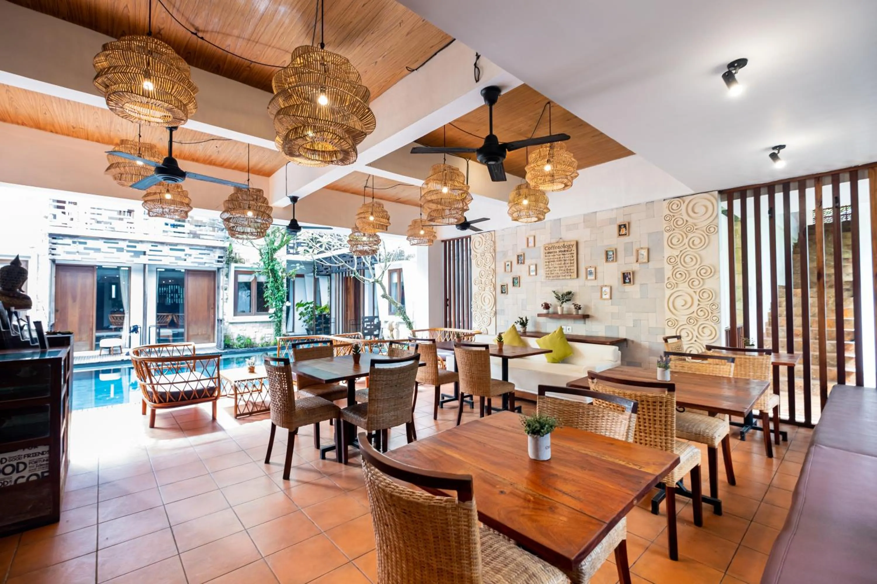 Restaurant/places to eat in Kakul Vila