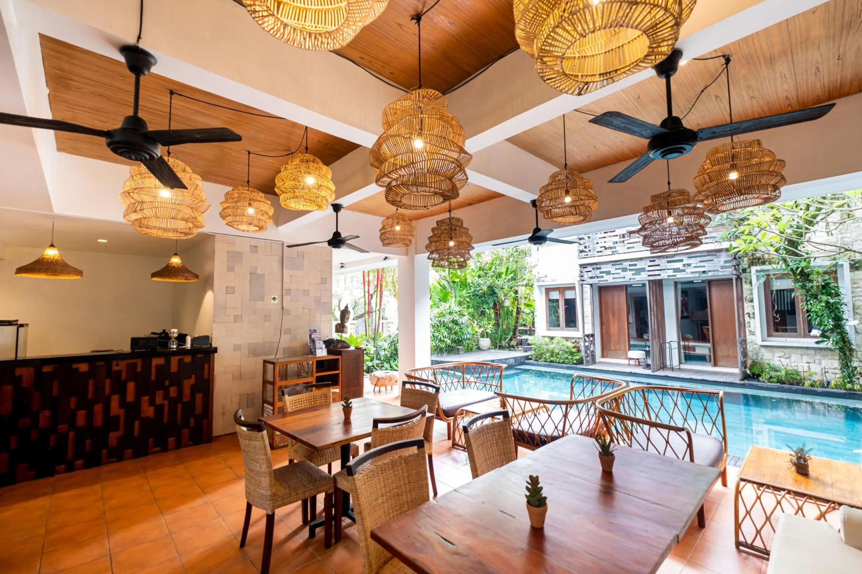 Restaurant/places to eat in Kakul Vila