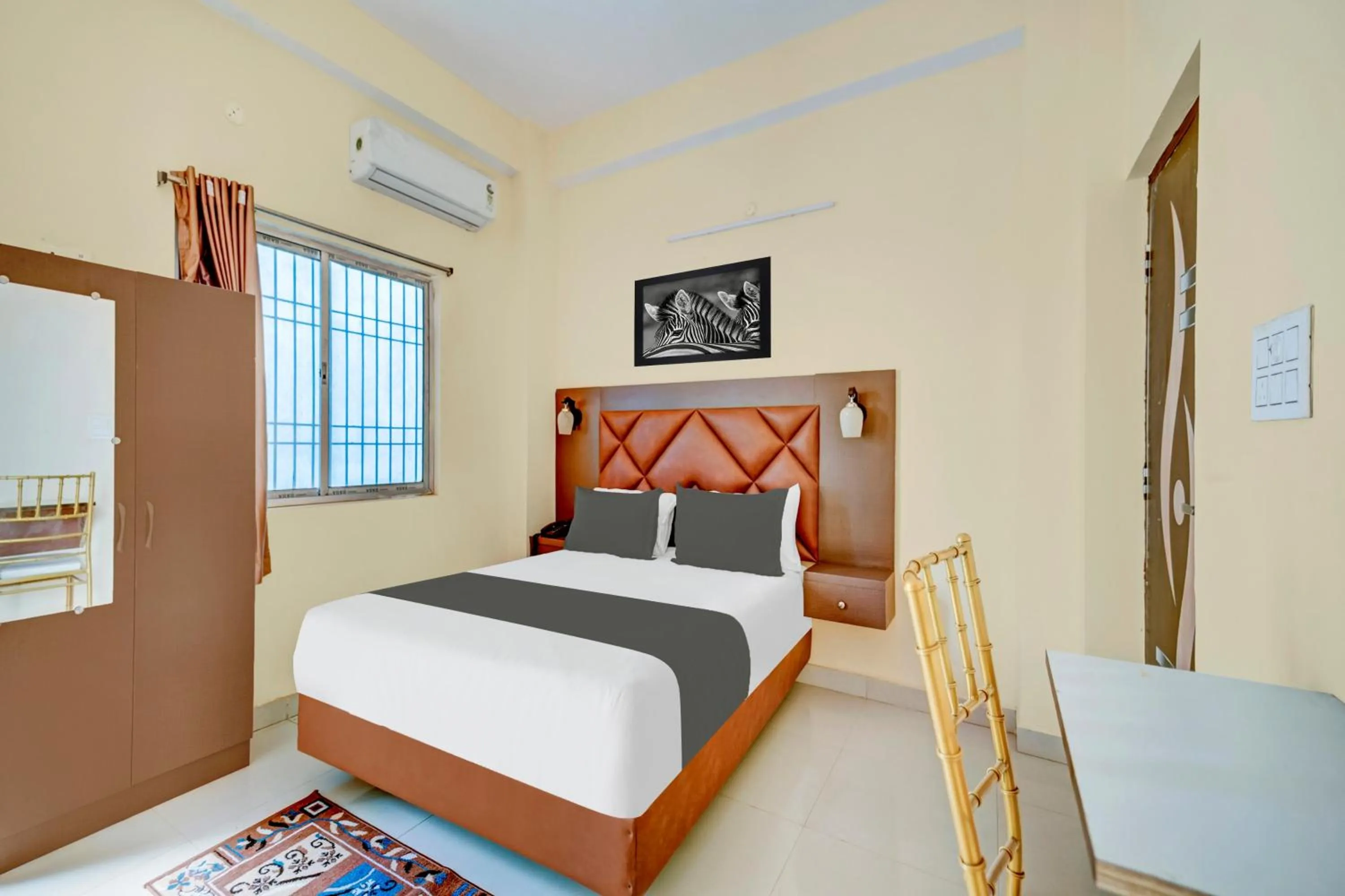 Bedroom, Bed in Super Townhouse Anisabad Near Mahavir Sansthan