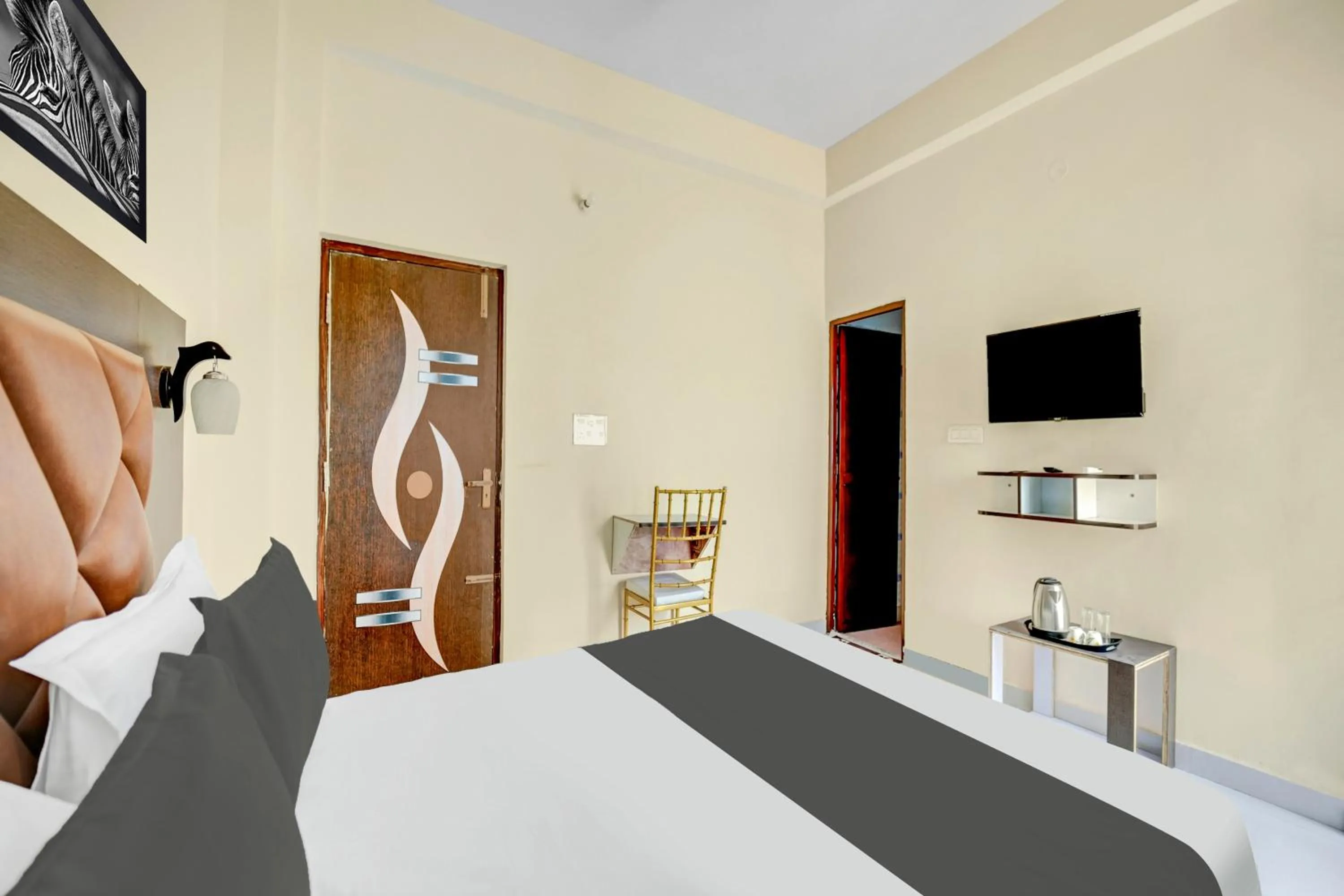 Bedroom, Bed in Super Townhouse Anisabad Near Mahavir Sansthan