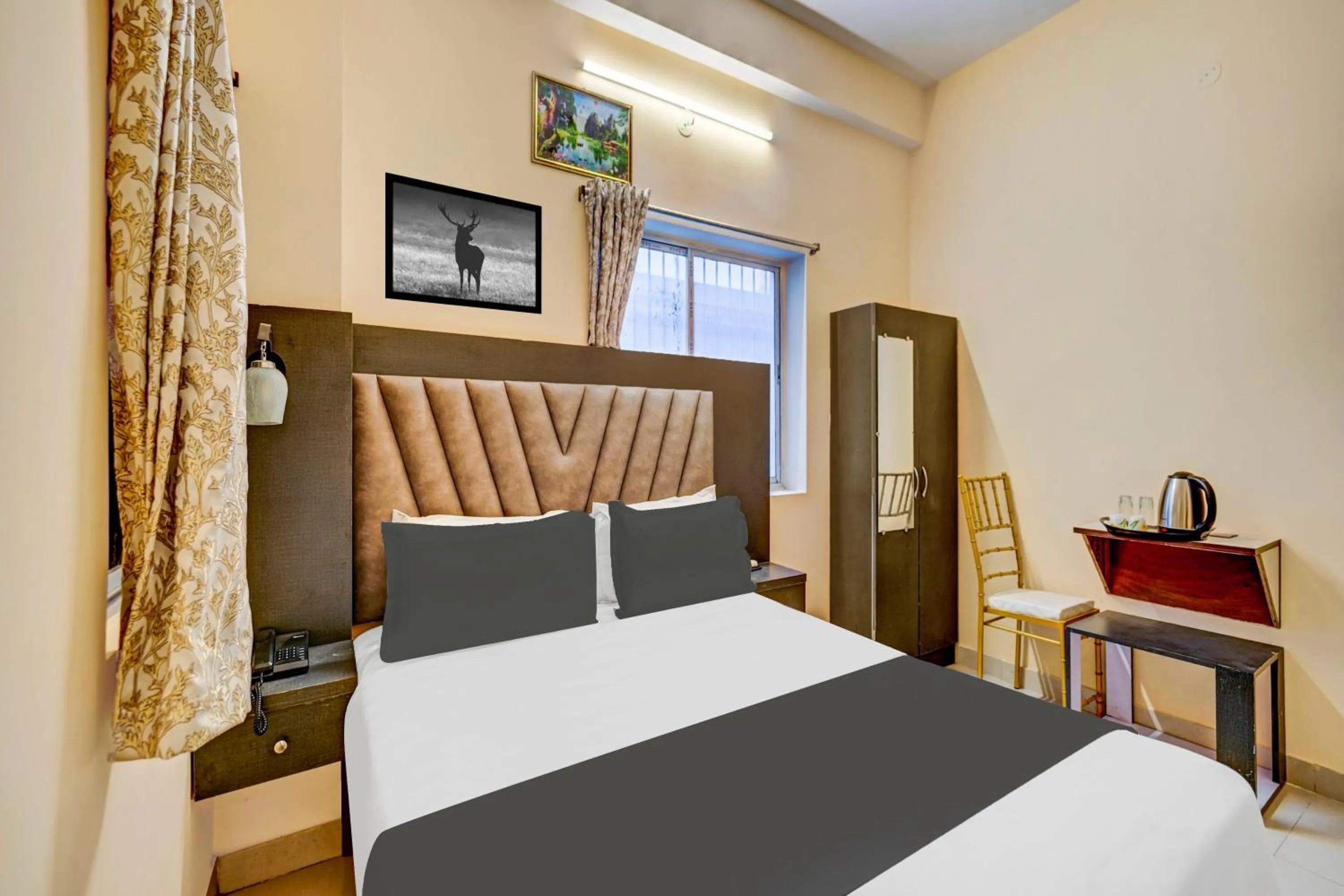 Bedroom, Bed in Super Townhouse Anisabad Near Mahavir Sansthan