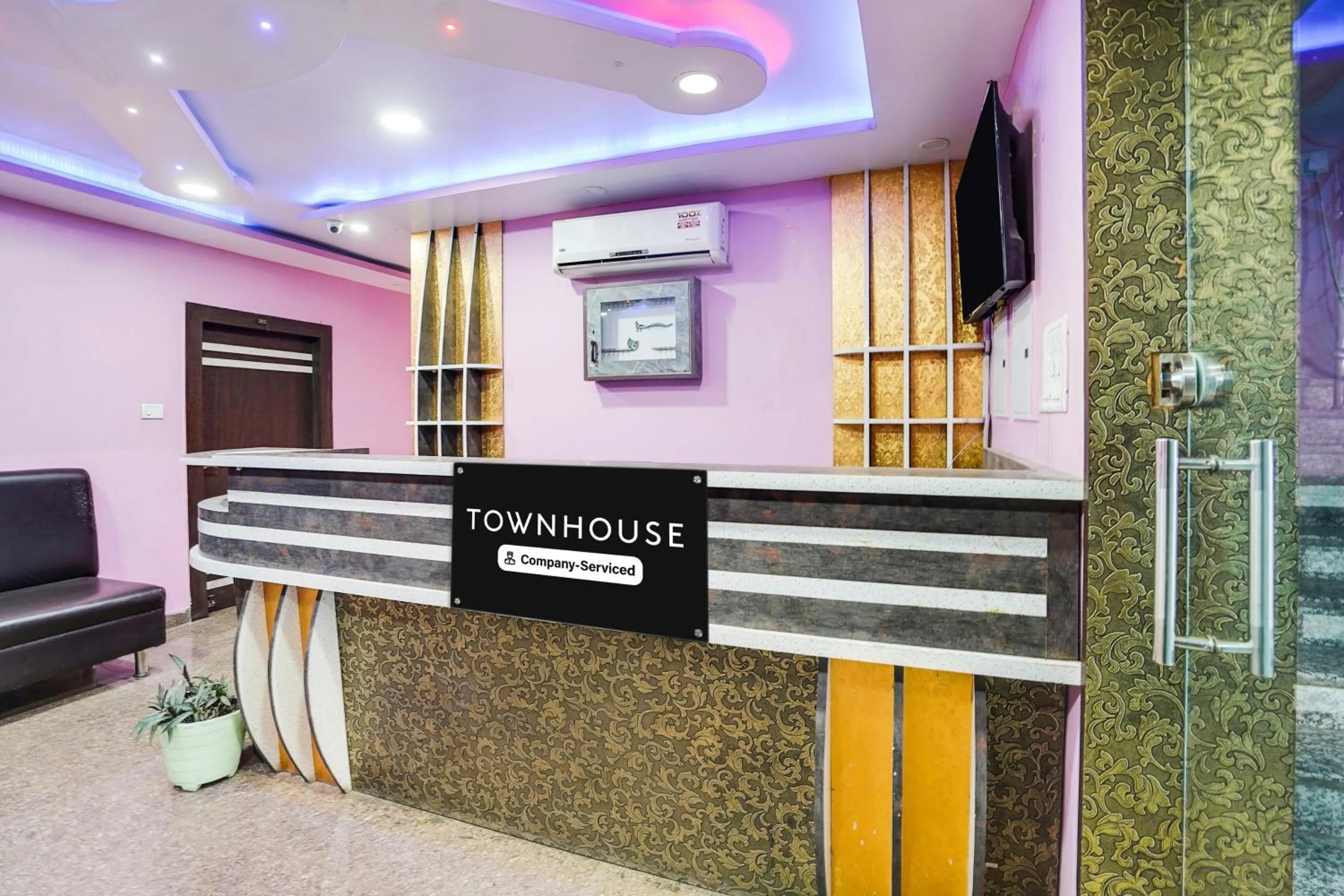 Lobby or reception in Super Townhouse Butler Road Near Maripur Chowk