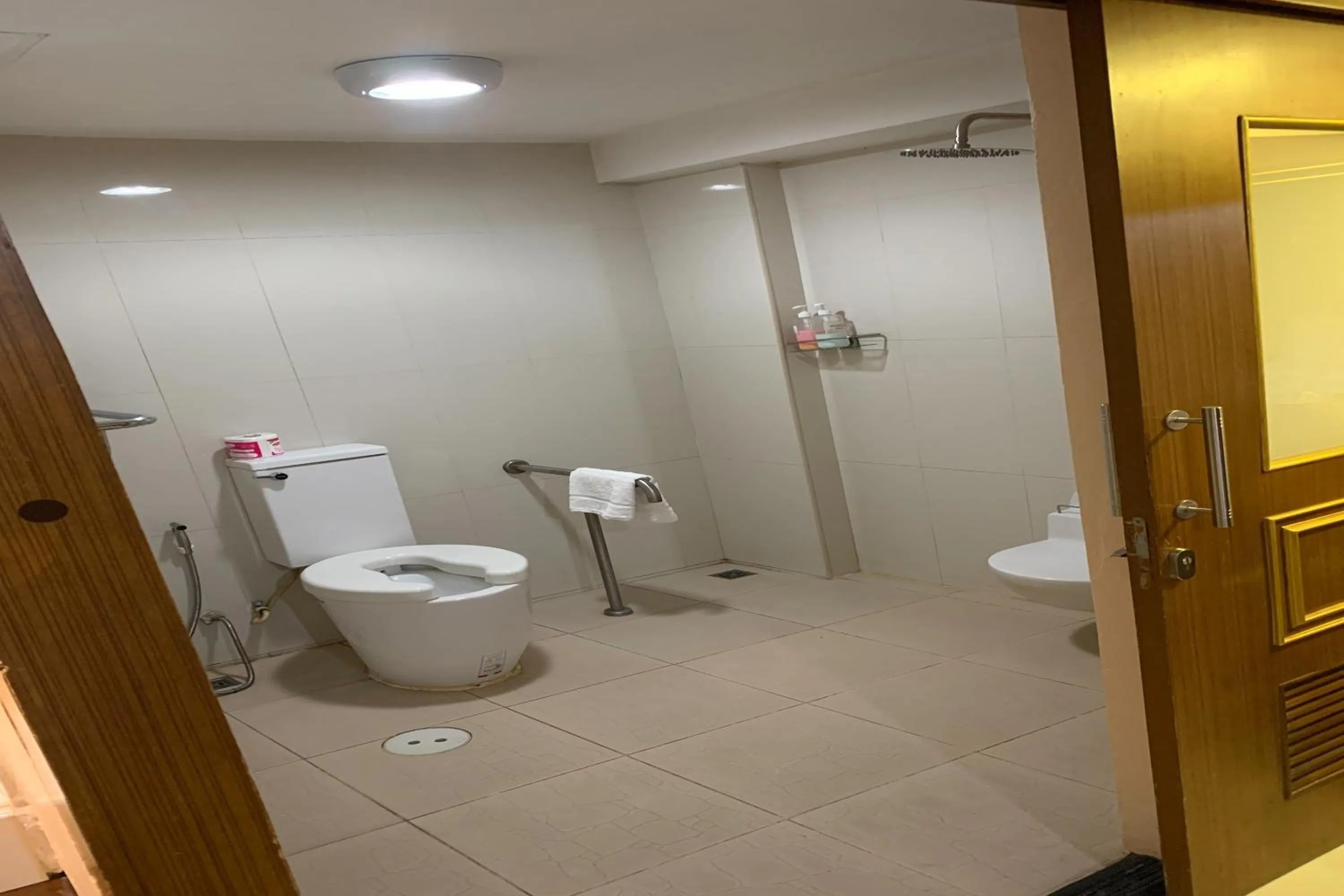 Bathroom in Kim Hotel At Morleng