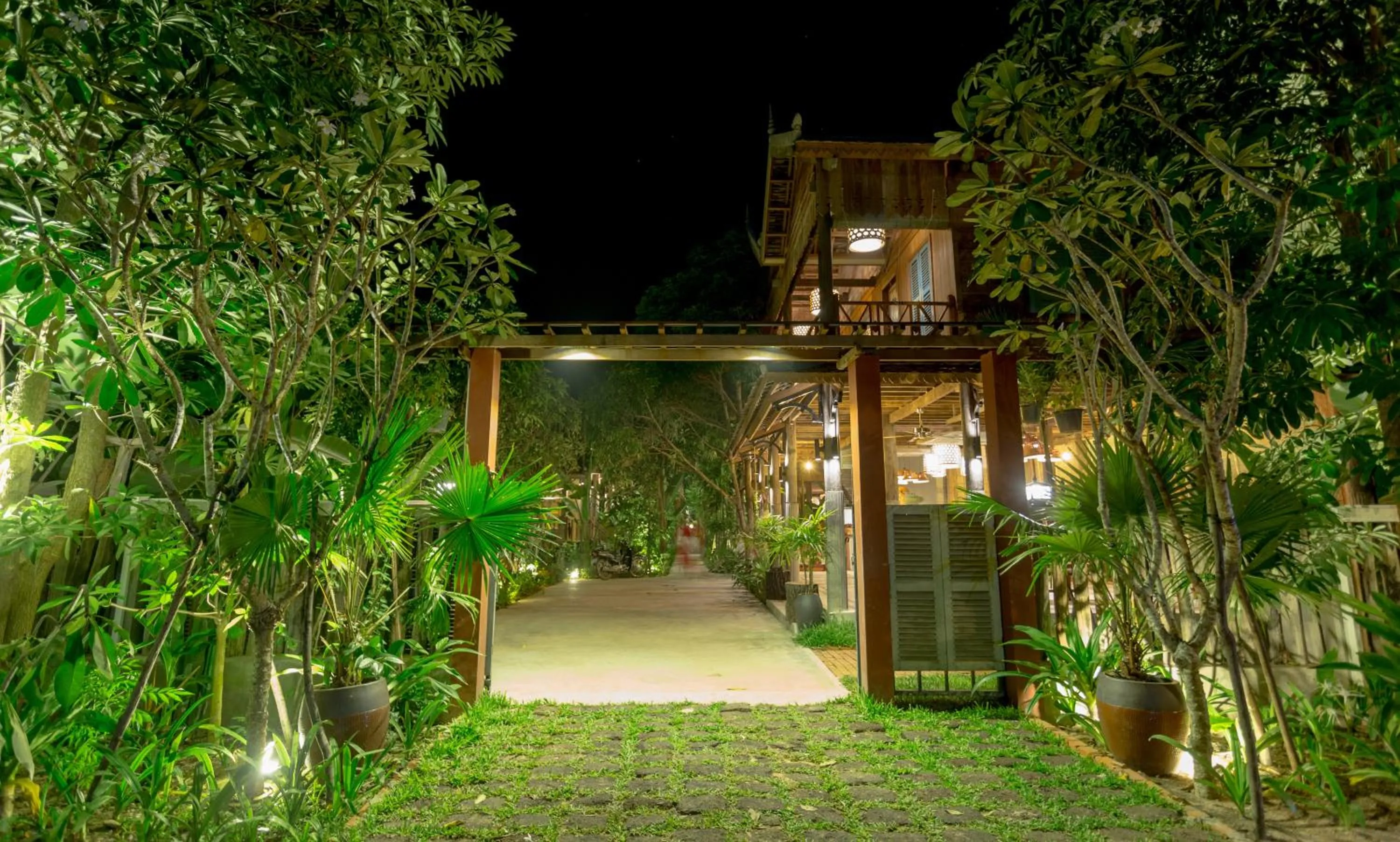 Facade/entrance in Isann Lodge