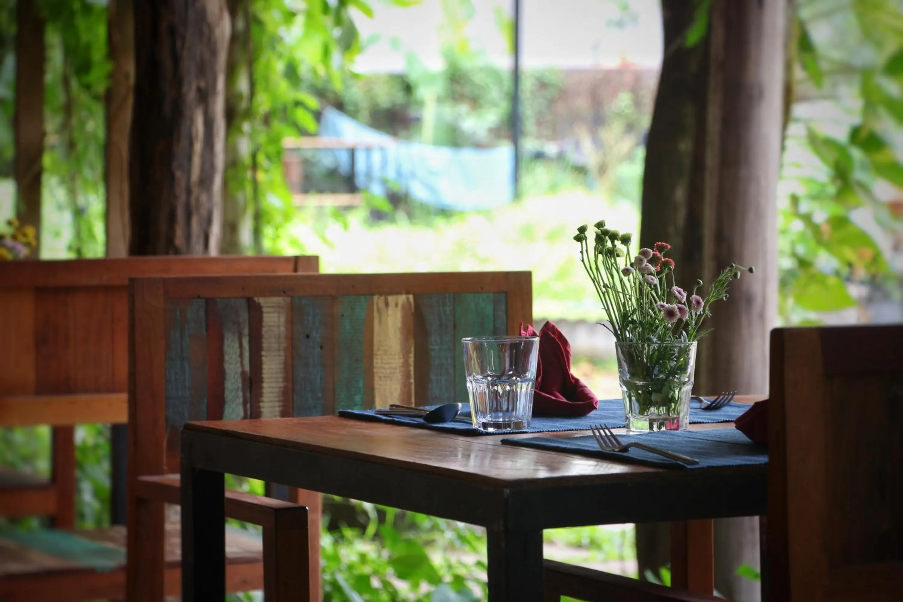 Restaurant/places to eat in Isann Lodge