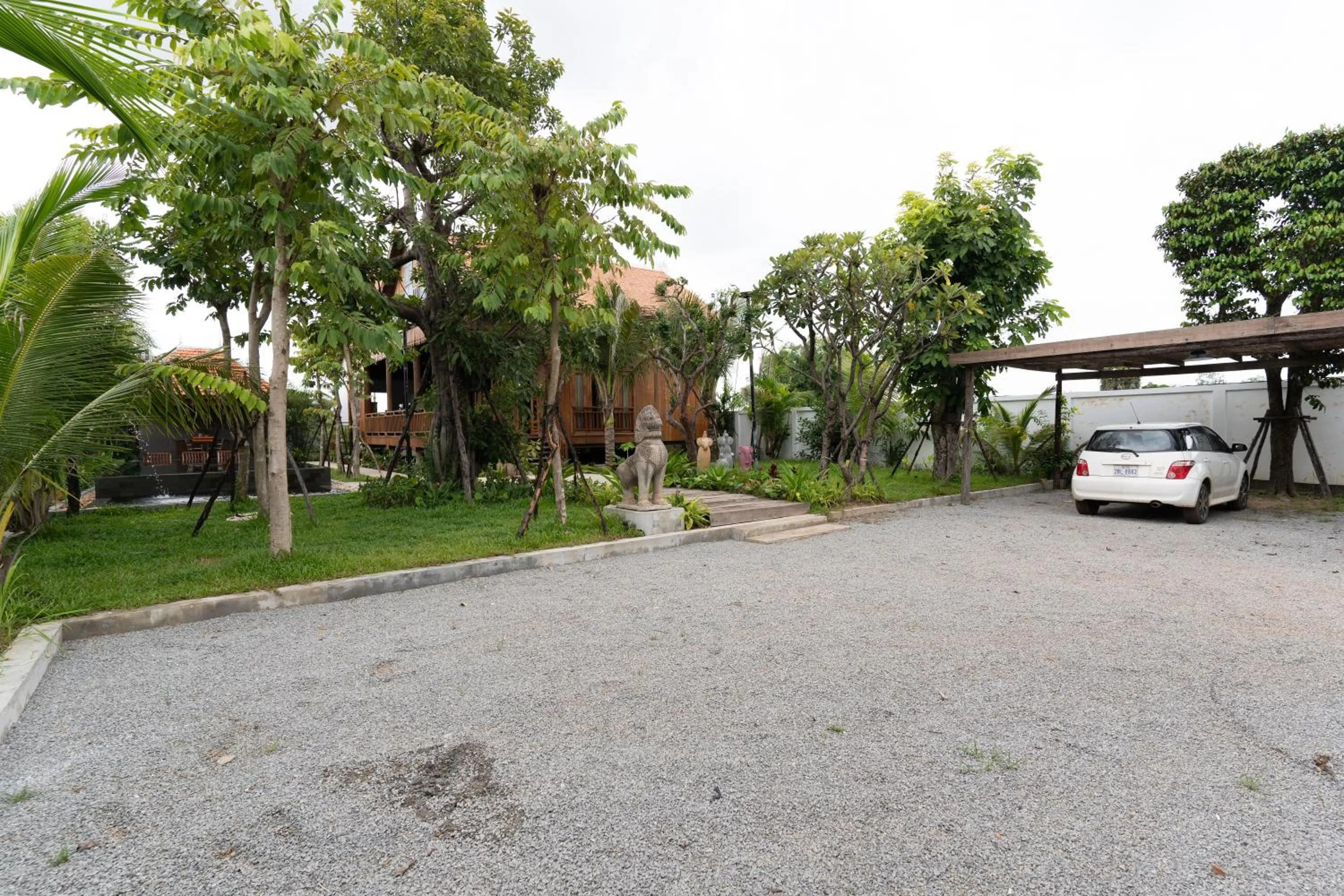 Parking in Isann Lodge