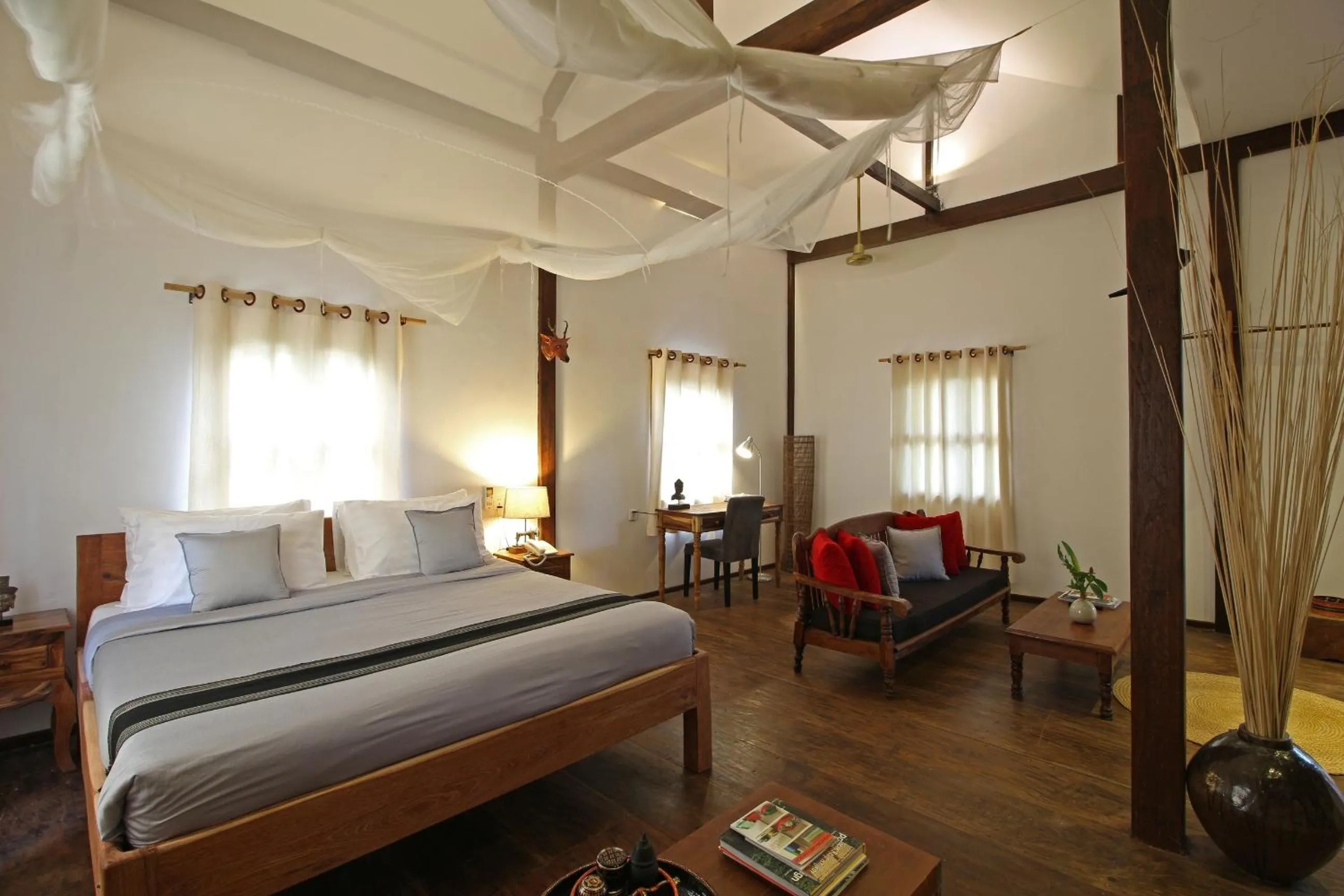 Photo of the whole room, Bed in Isann Lodge