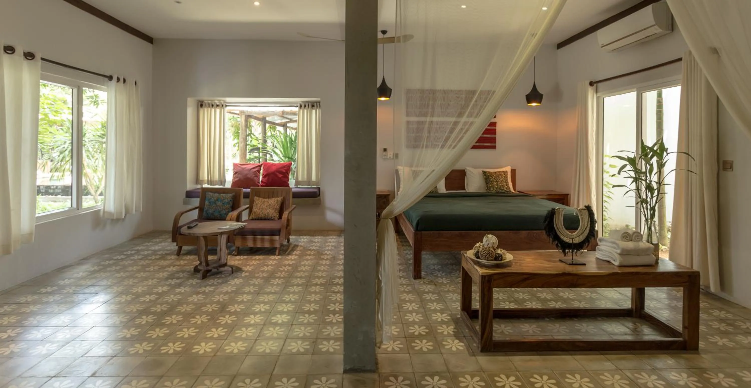 Photo of the whole room in Isann Lodge