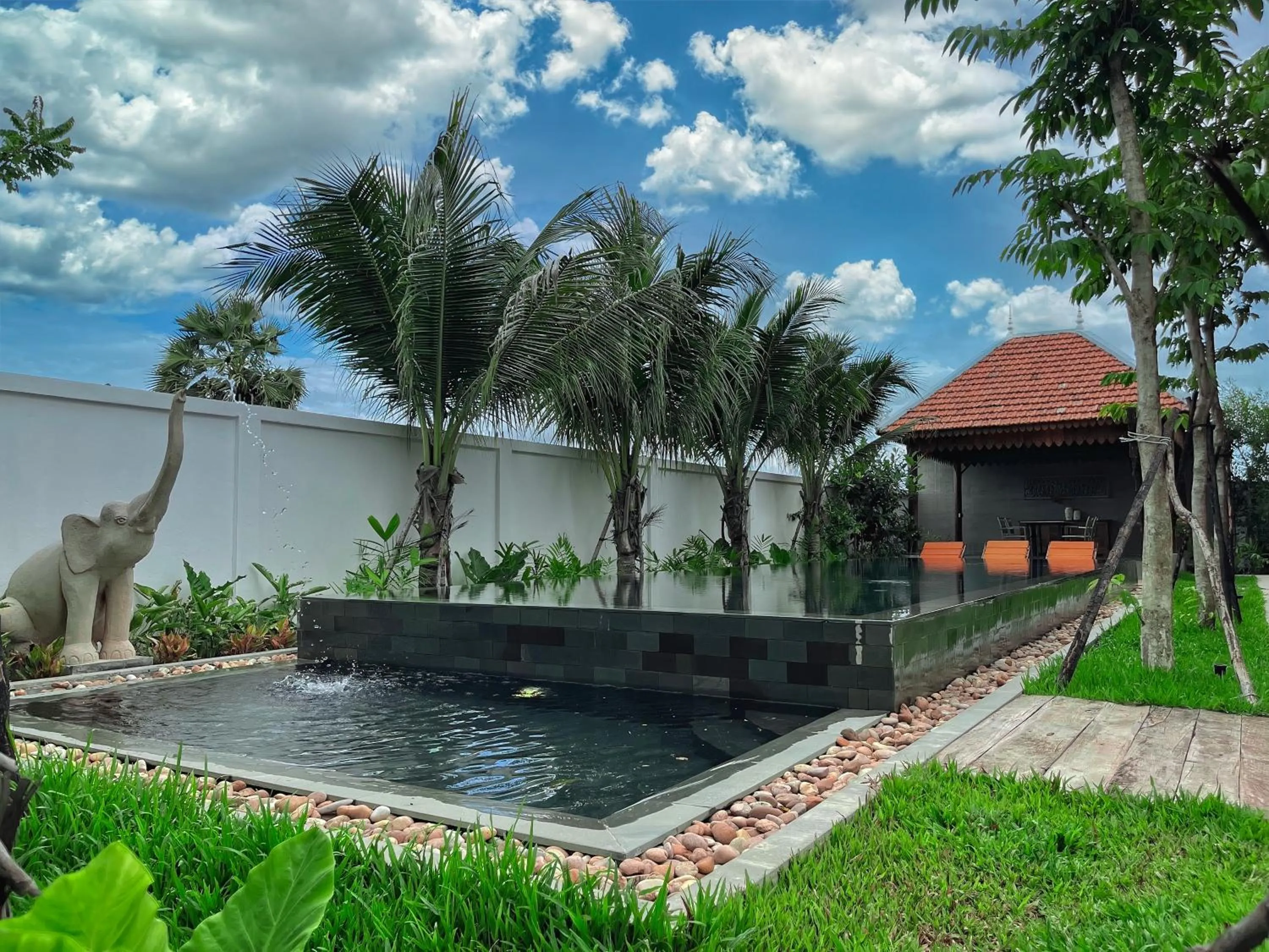 Swimming pool in Isann Lodge