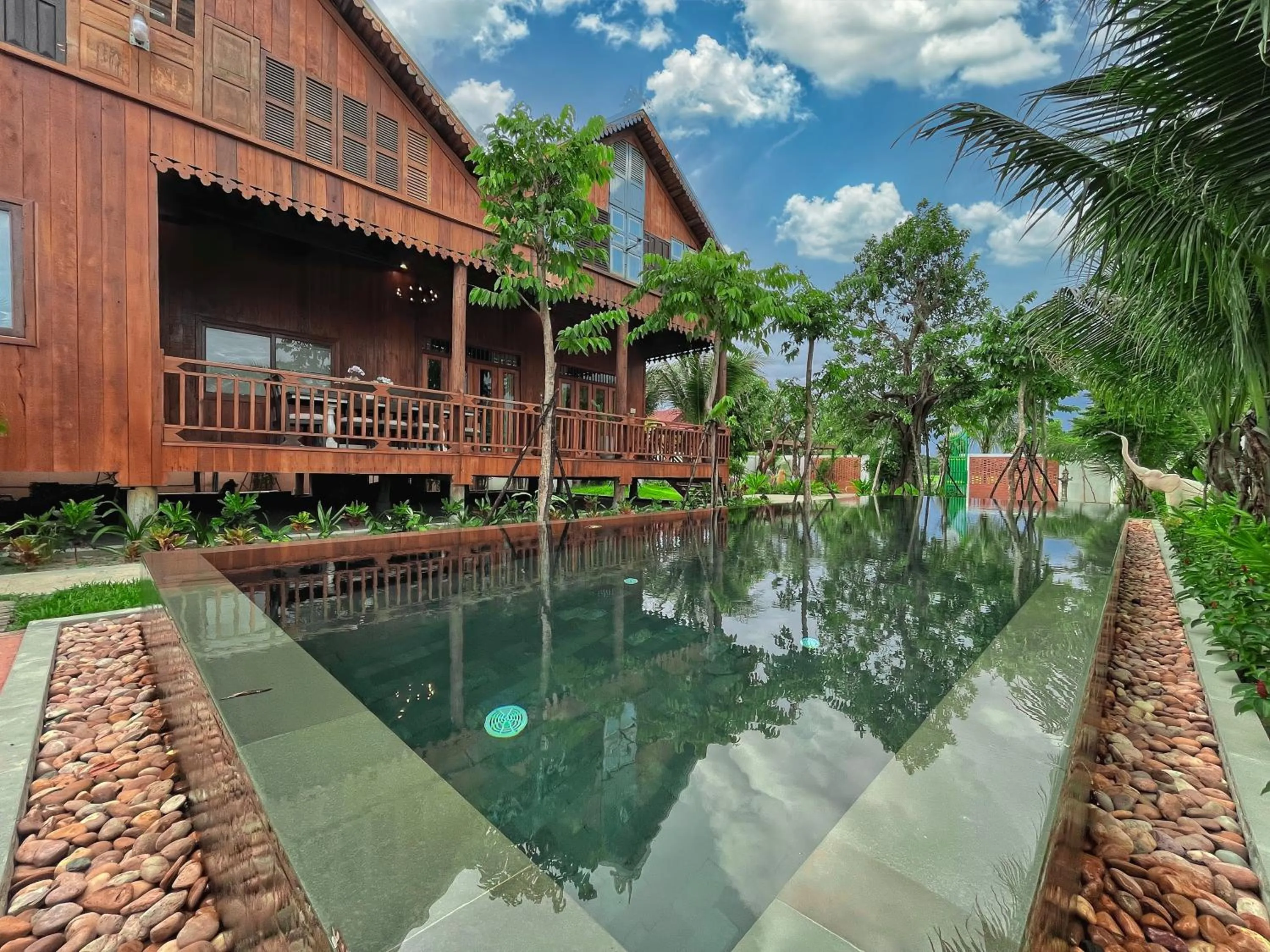 Swimming pool in Isann Lodge
