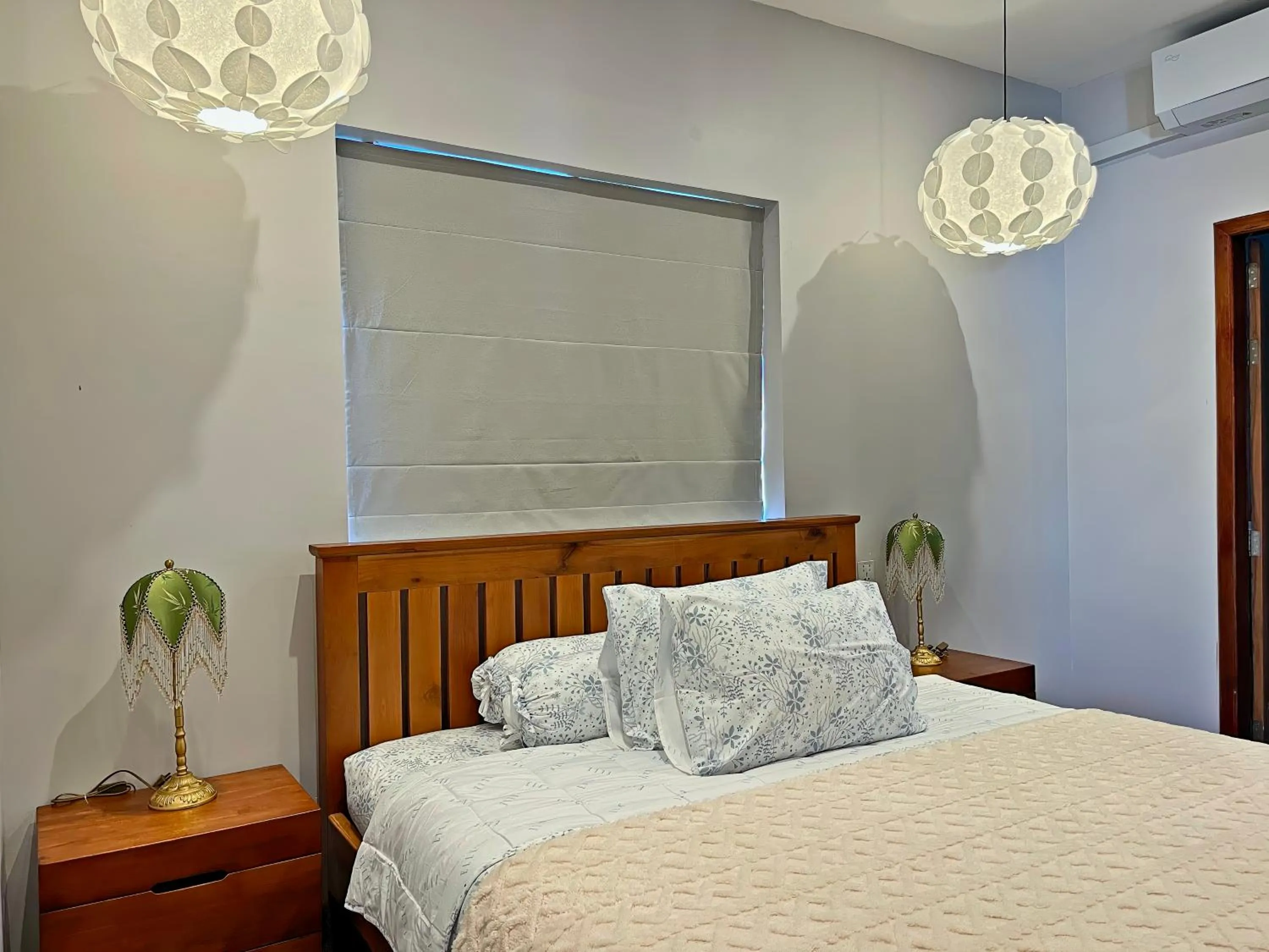 Bedroom, Bed in Isann Lodge