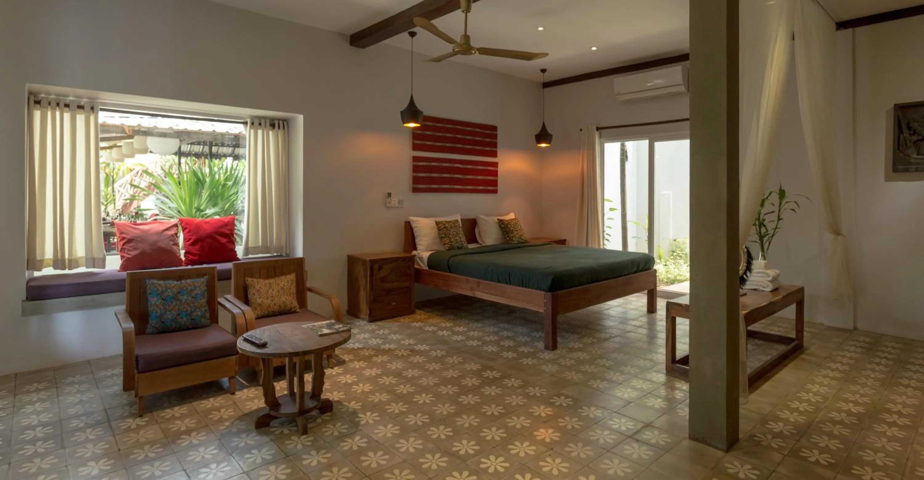 Photo of the whole room, Bed in Isann Lodge