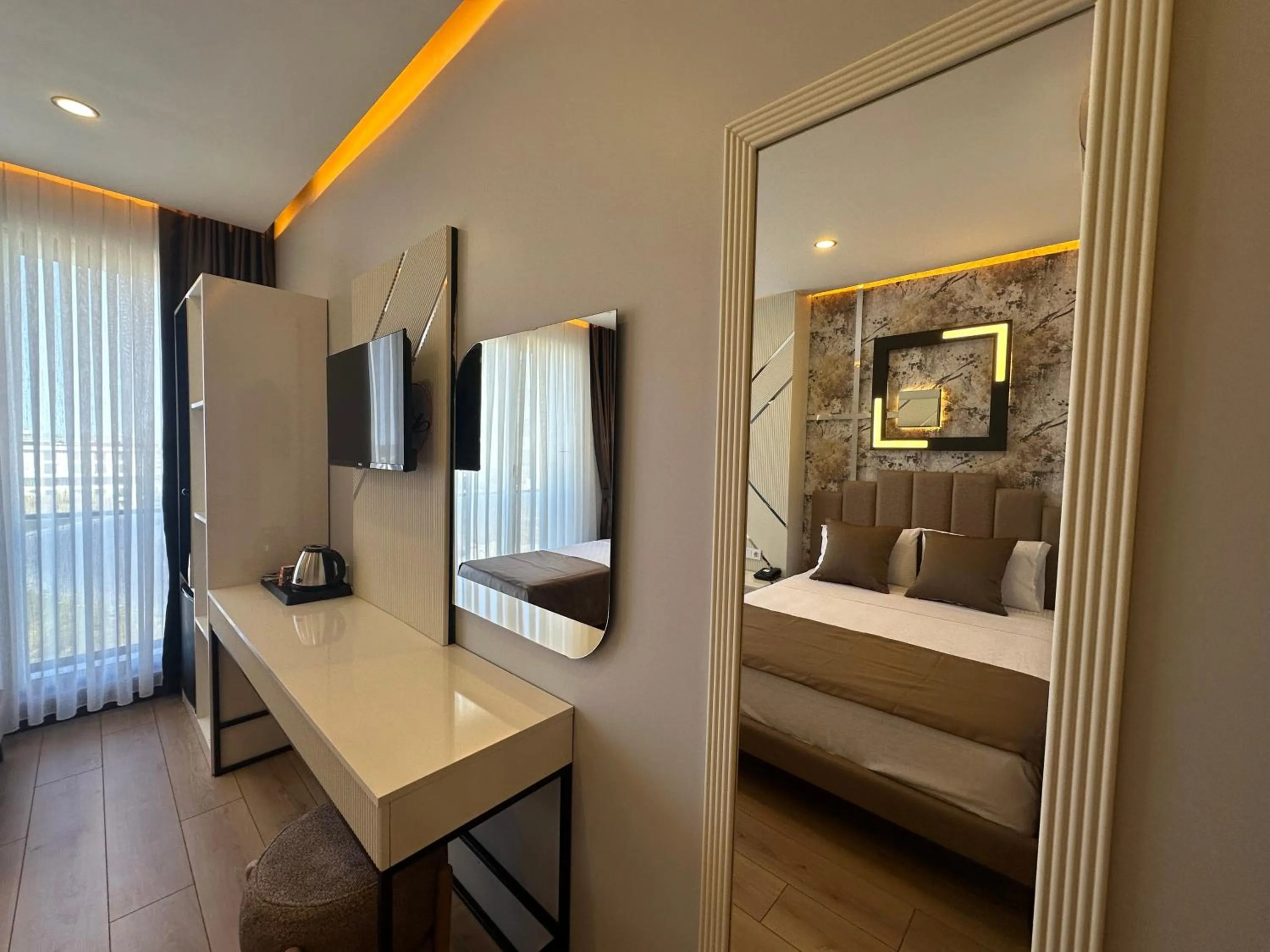 Photo of the whole room, Bed in Fourpoints Airport Hotel