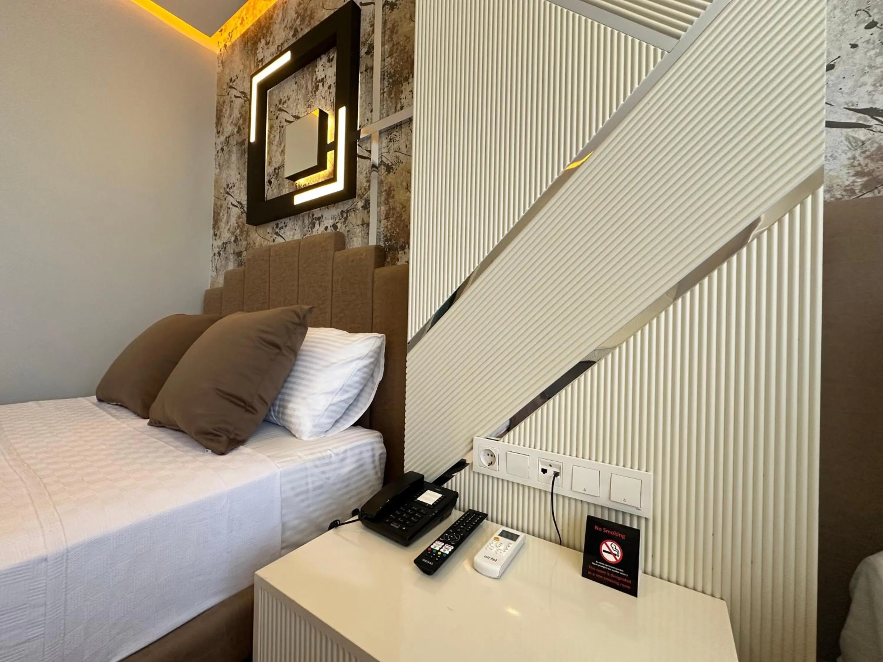 Photo of the whole room, Bed in Fourpoints Airport Hotel