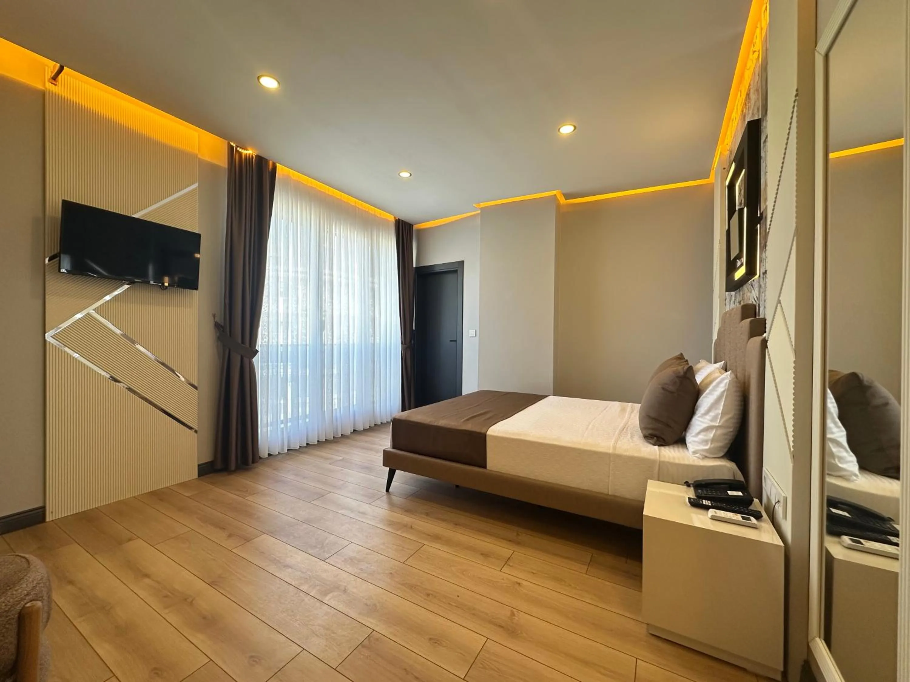 Photo of the whole room, Bed in Fourpoints Airport Hotel