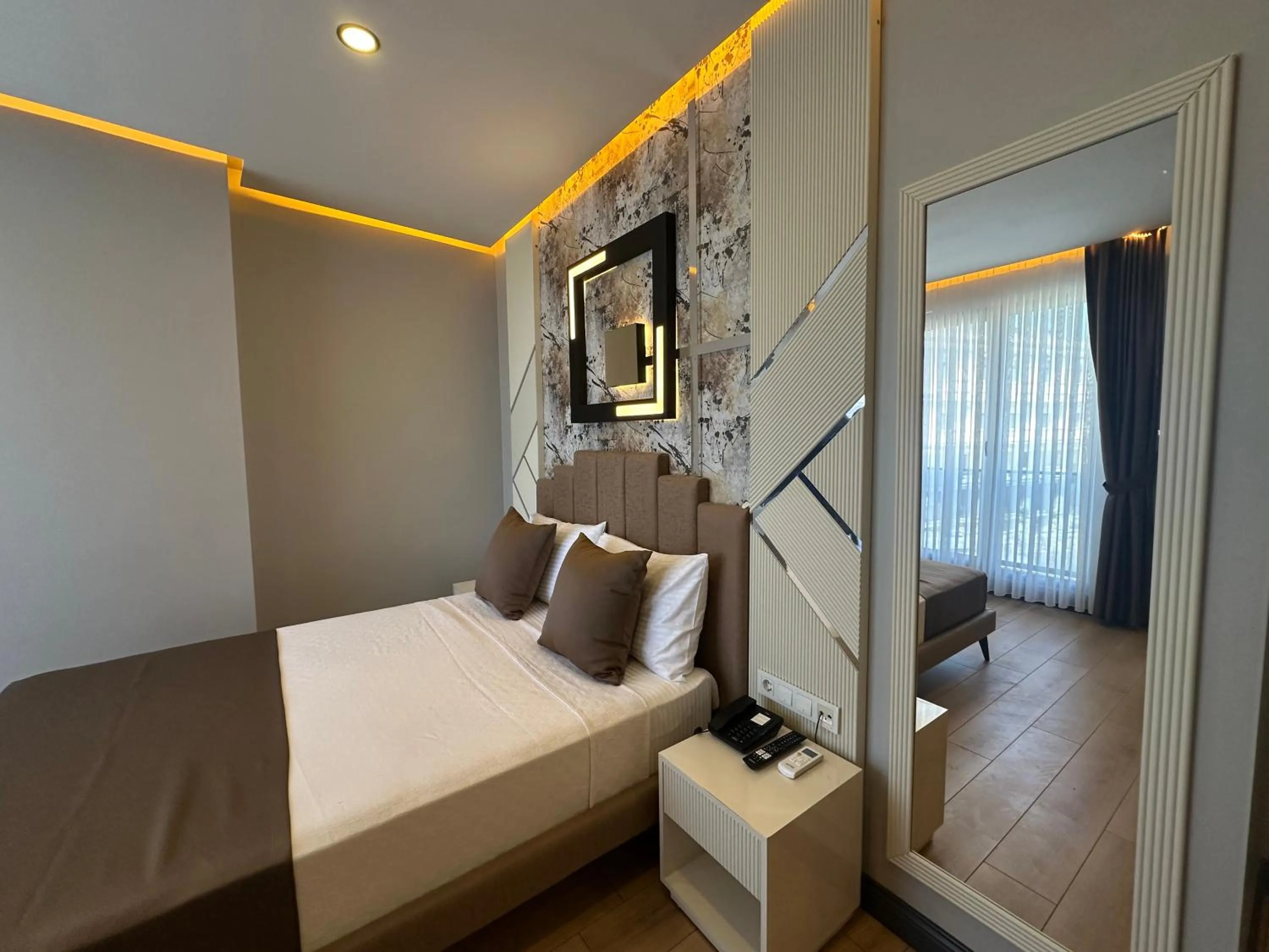 Photo of the whole room, Bed in Fourpoints Airport Hotel