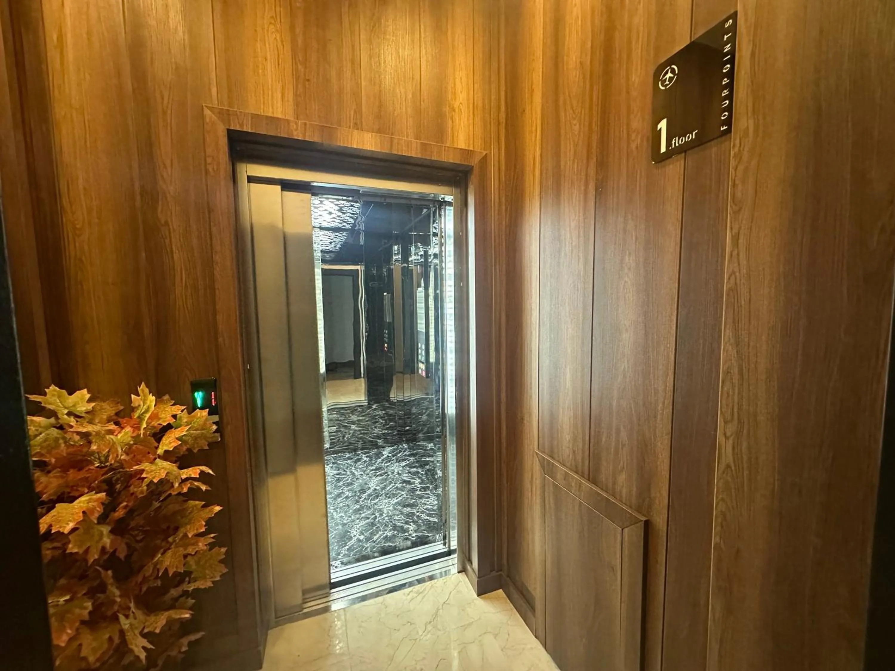 elevator in Fourpoints Airport Hotel
