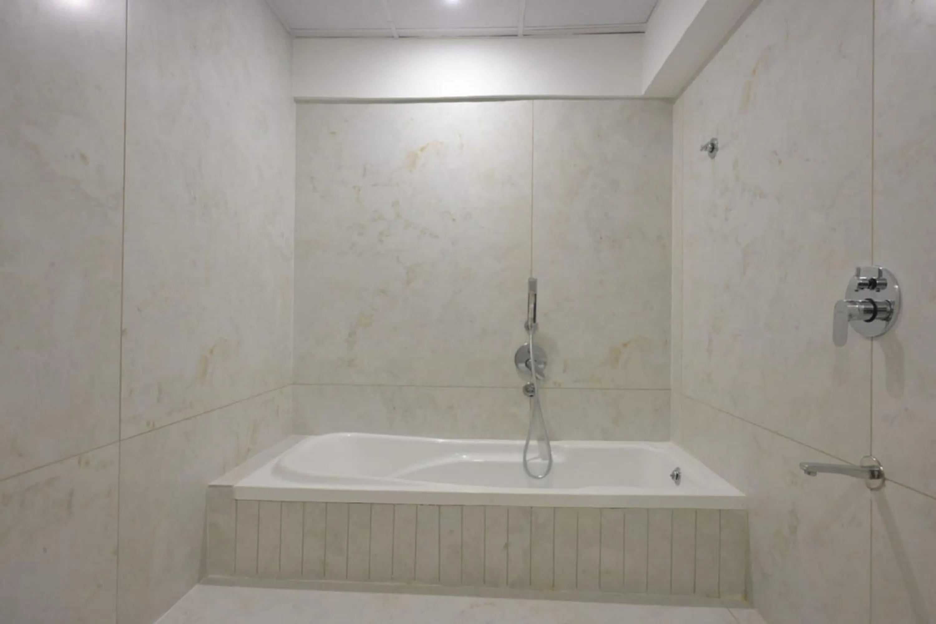 Shower in Hotel Grand Arose