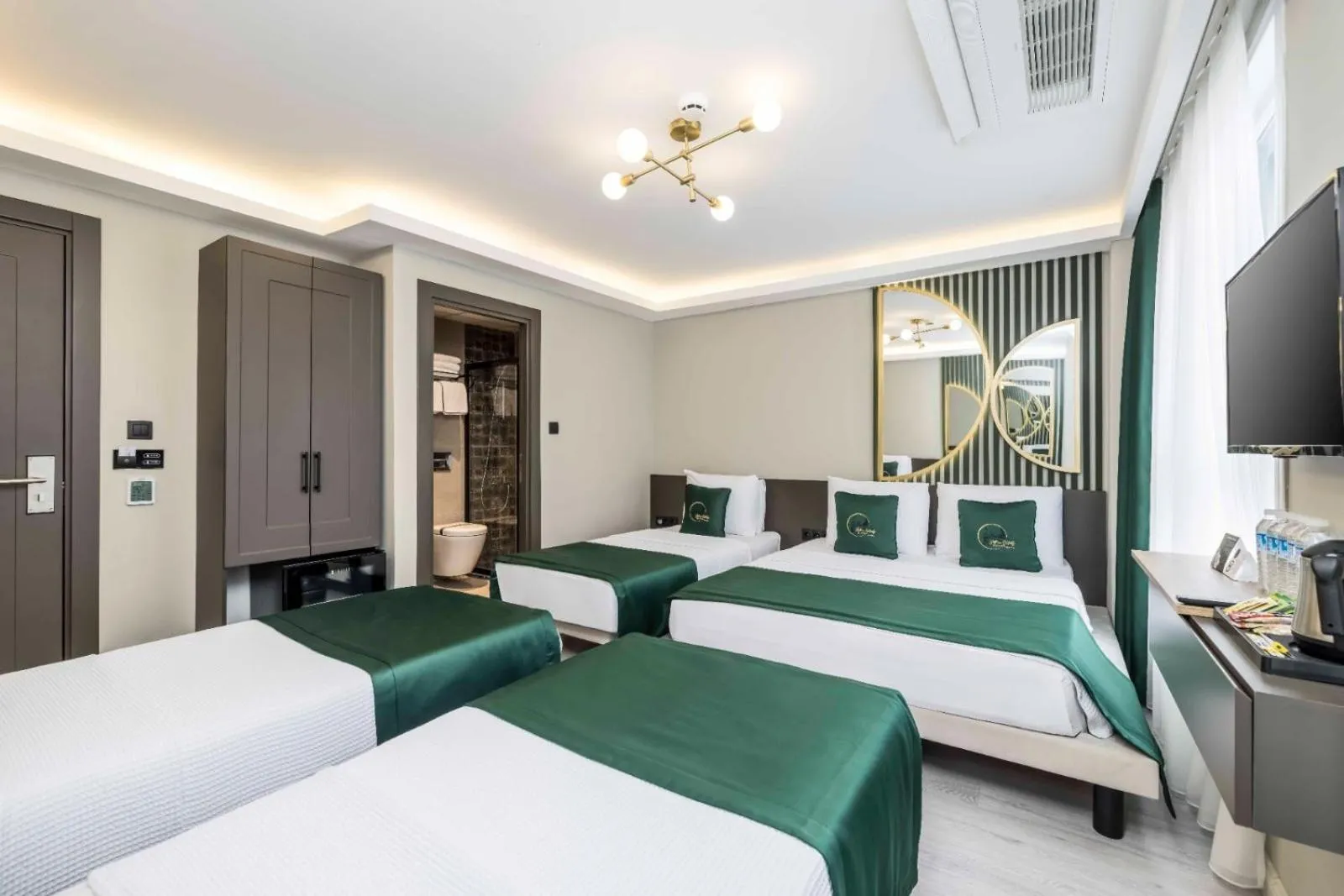 room service, Bed in Sistina Old City Hotel