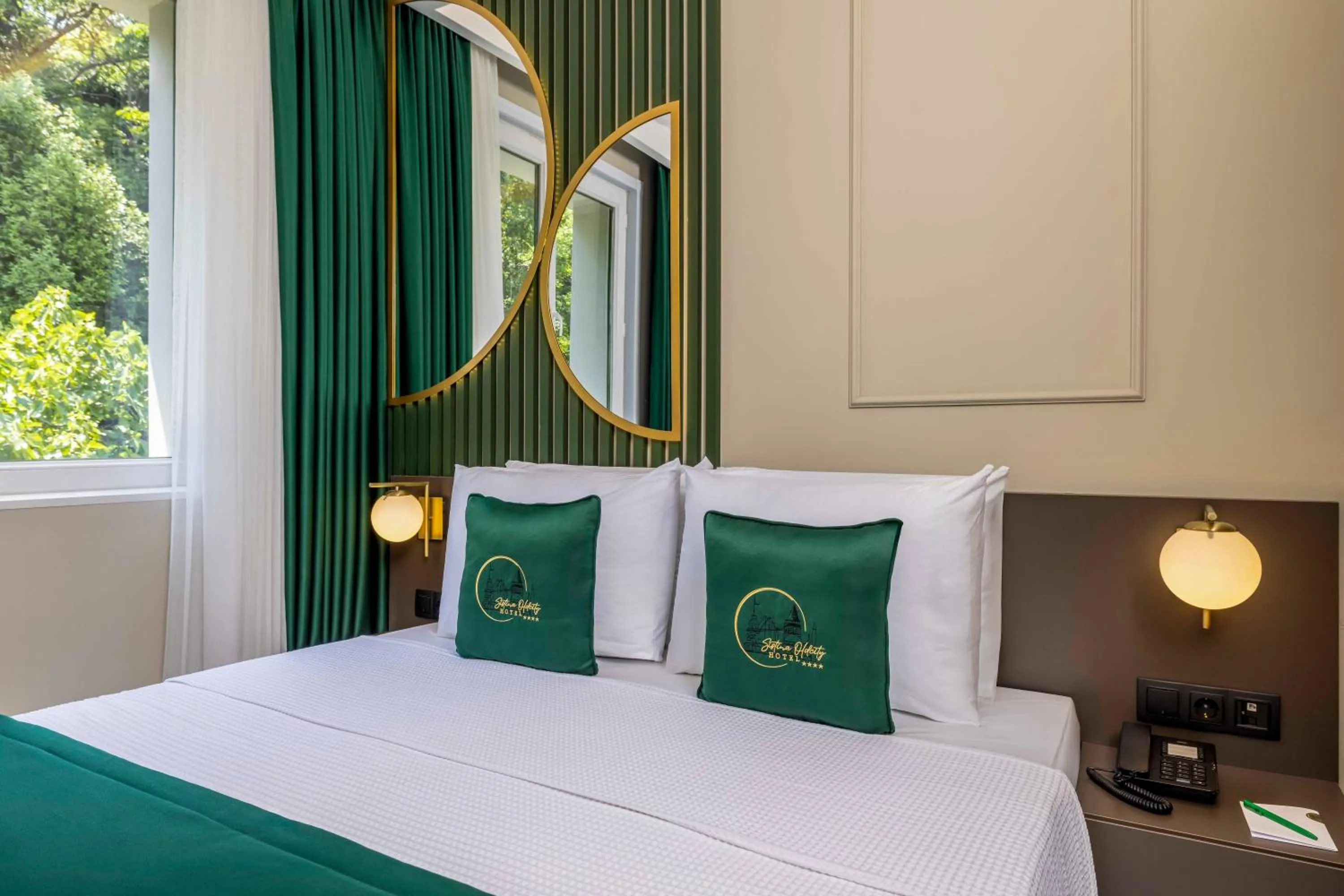 Photo of the whole room, Bed in Sistina Old City Hotel