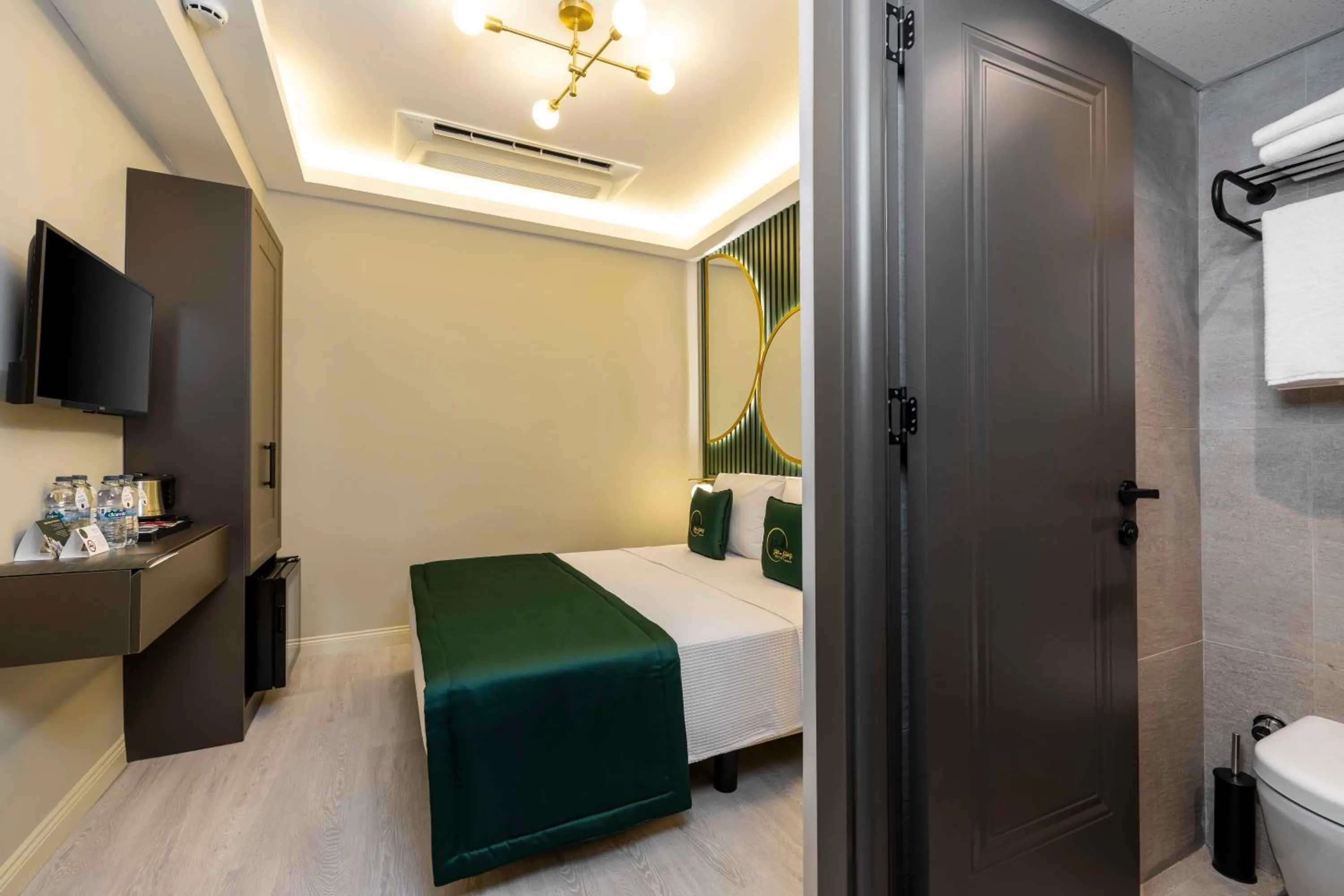 room service, Bed in Sistina Old City Hotel