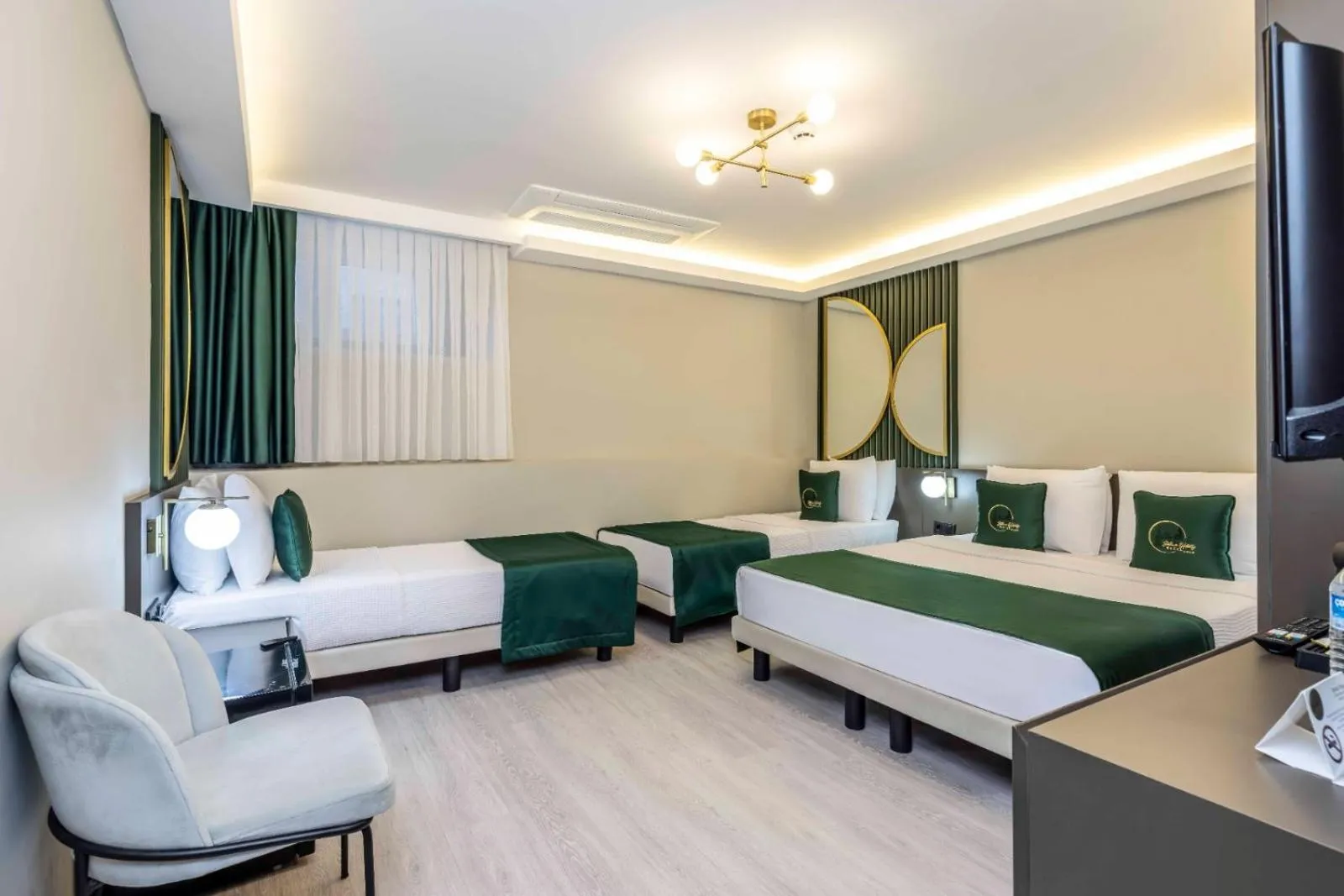 room service, Bed in Sistina Old City Hotel