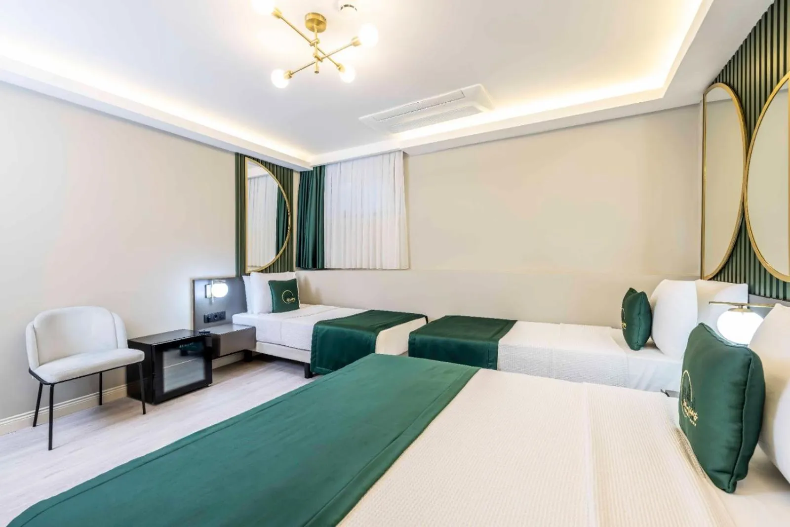 Photo of the whole room, Bed in Sistina Old City Hotel