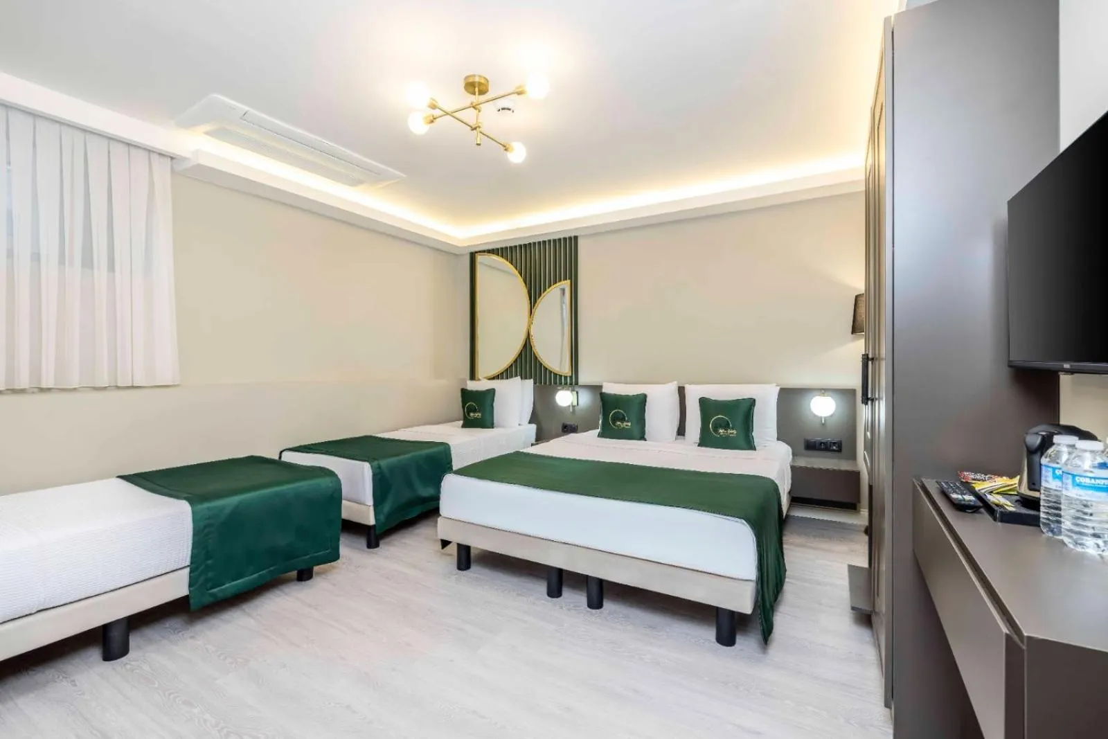 room service, Bed in Sistina Old City Hotel