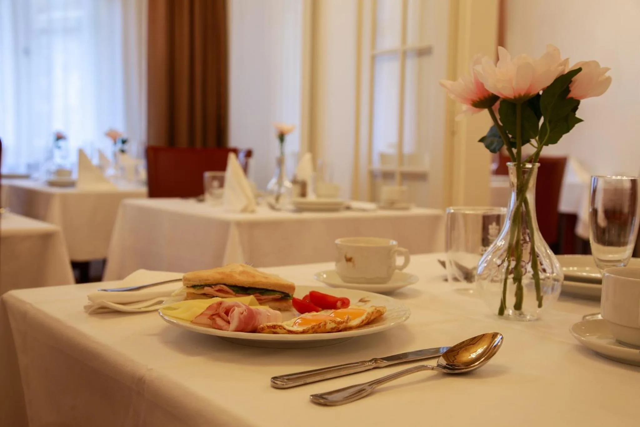 Restaurant/places to eat in Hotel Golden Lamb