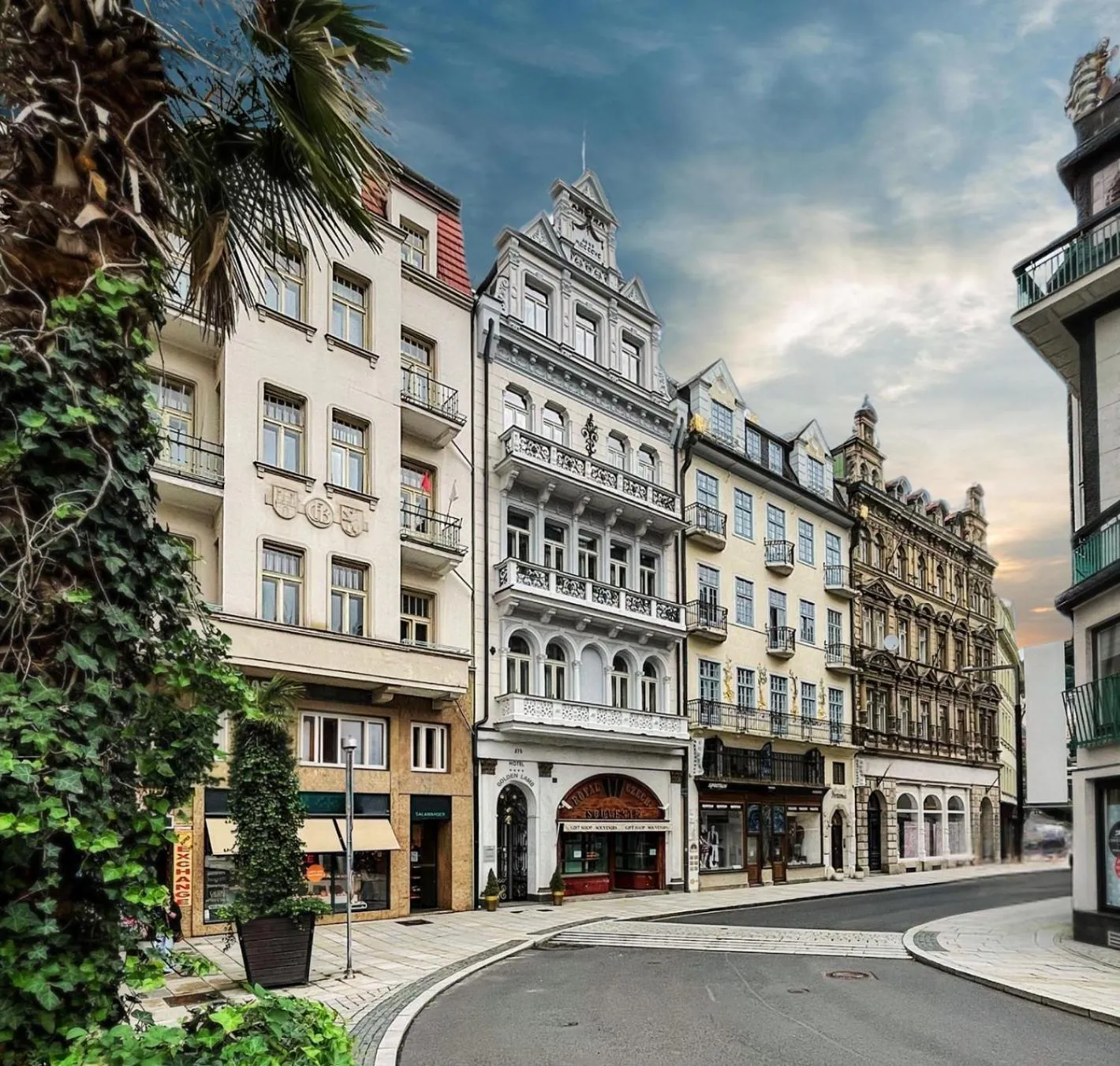 Property building in Hotel Golden Lamb