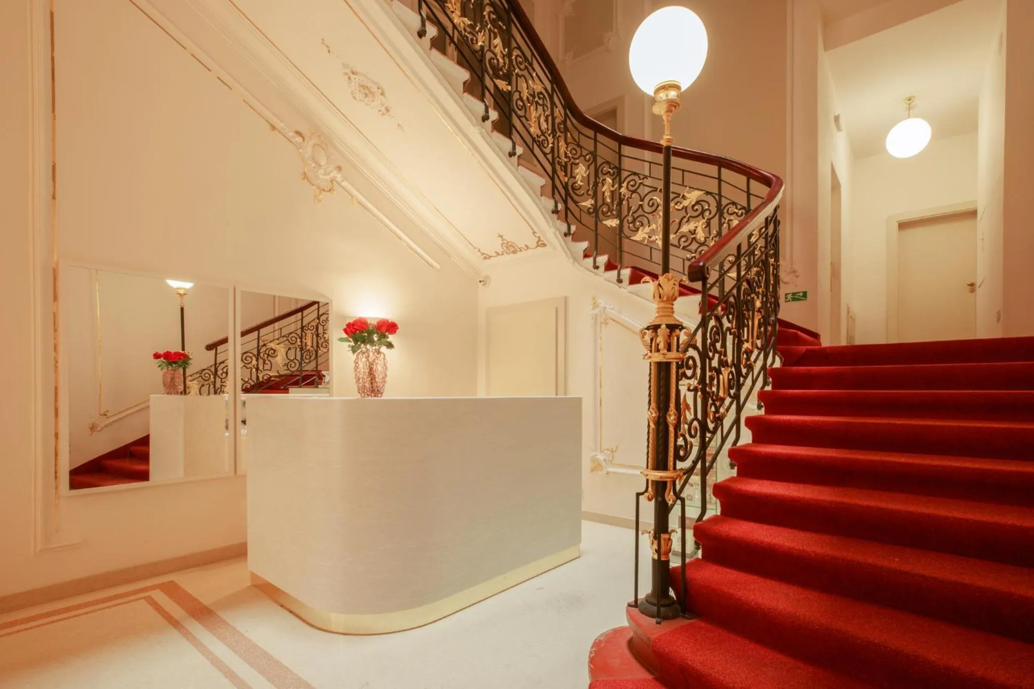 Lobby or reception in Hotel Golden Lamb