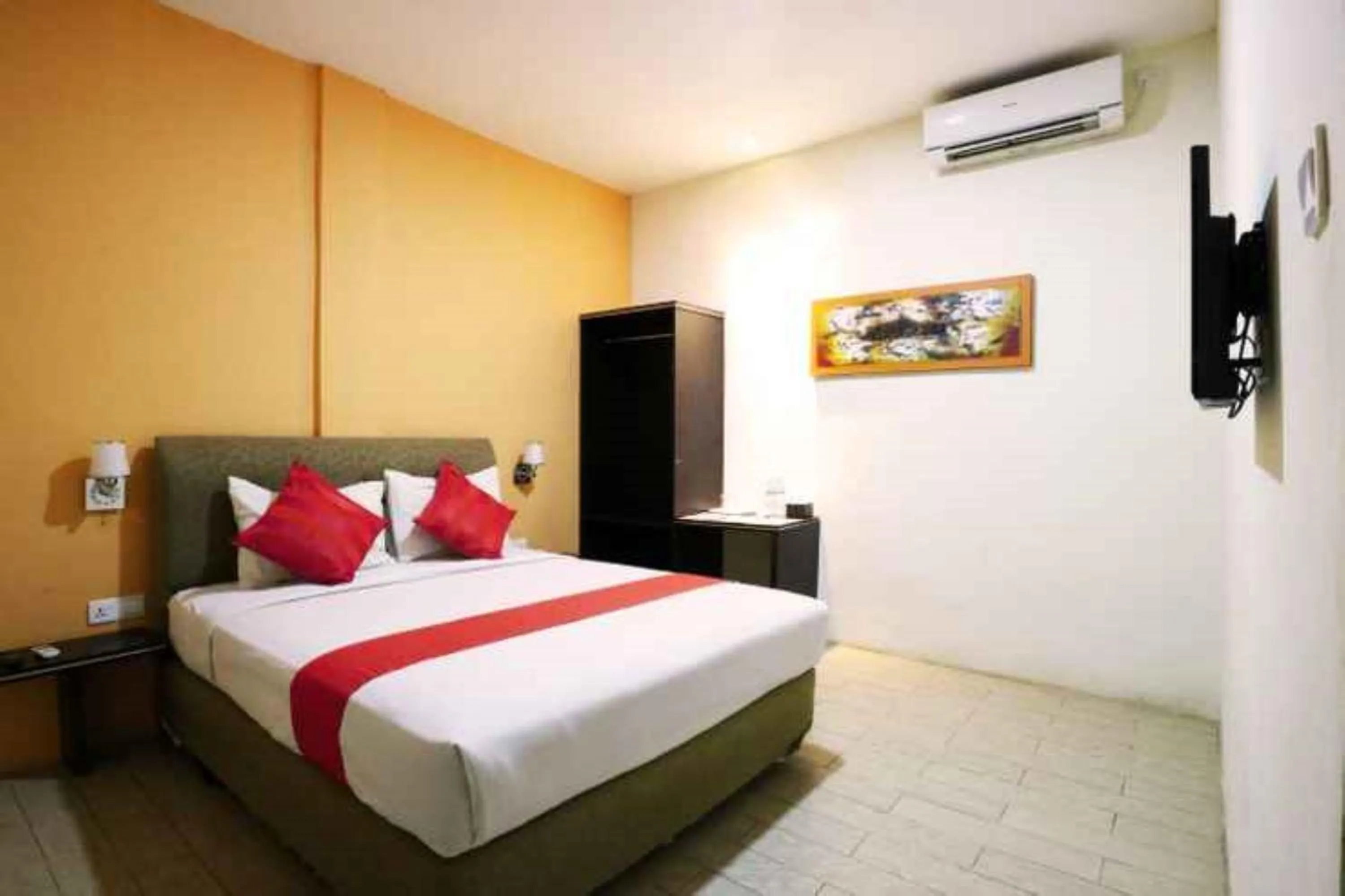 Bedroom, Bed in Blitz Hotel Batam Near Sultan Mahmud Ri'ayat Shah