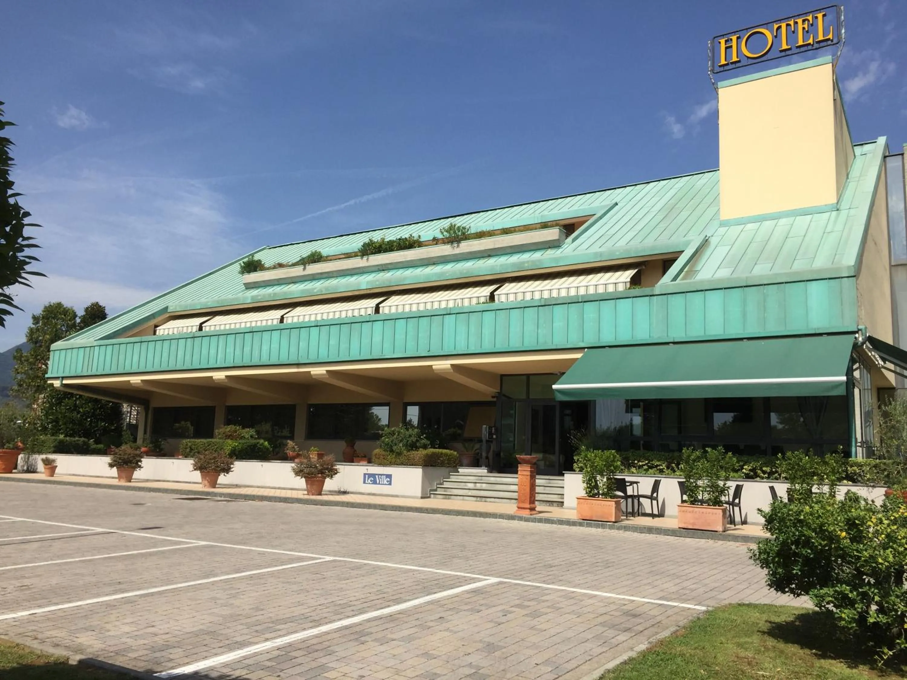 Property building in Hotel Le Ville