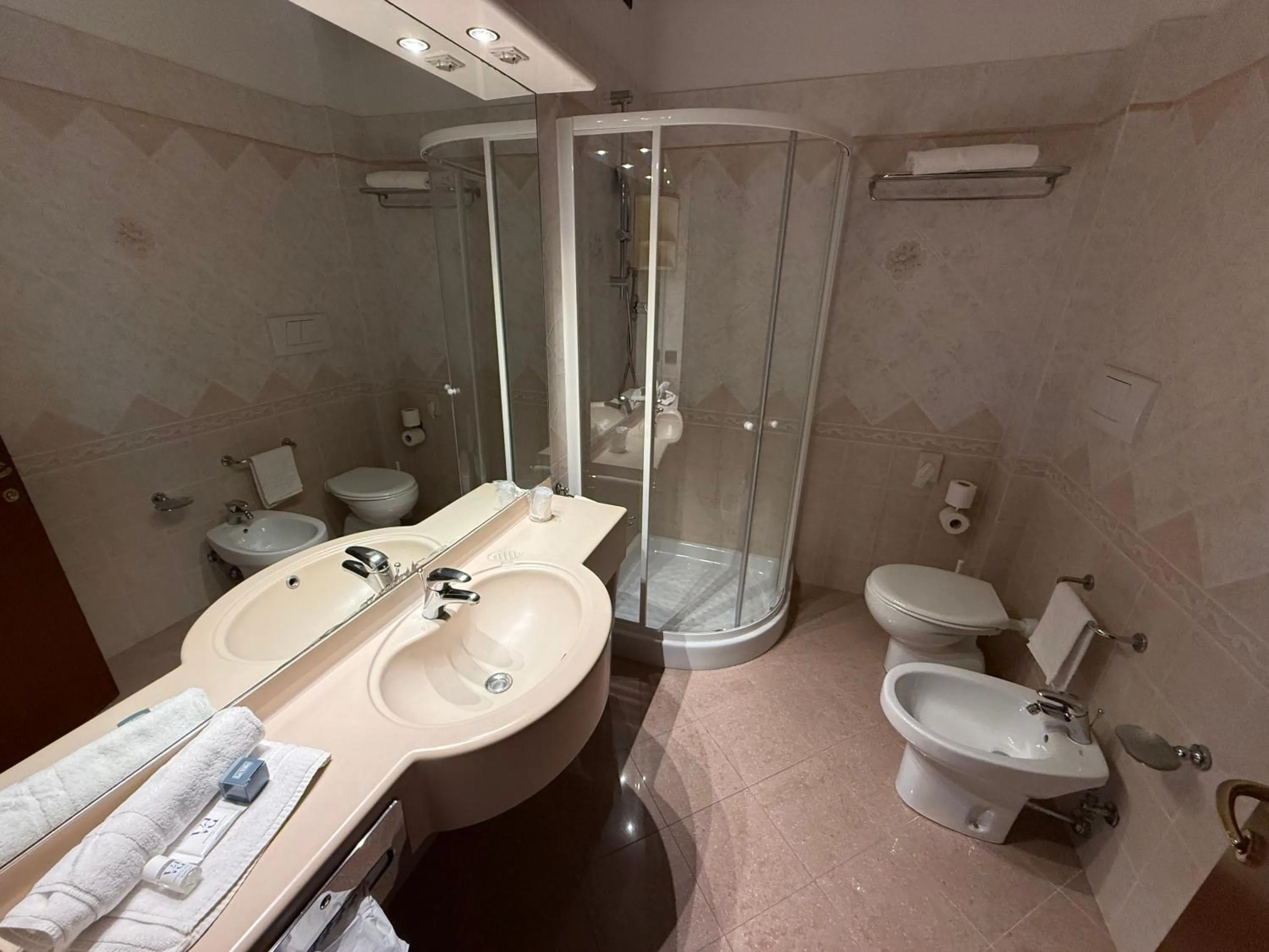 Shower in Hotel Le Ville