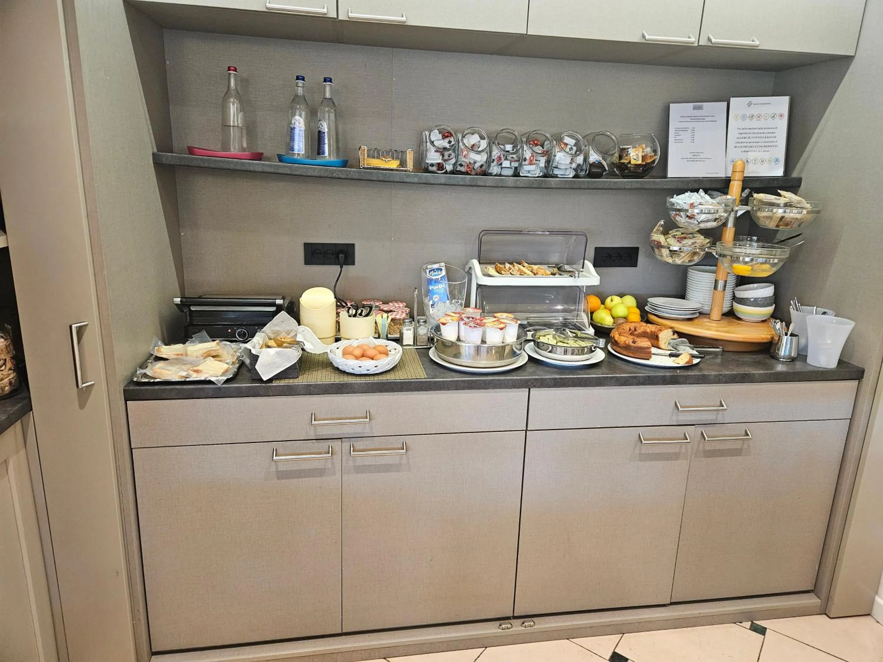 Buffet breakfast in Hotel Le Ville