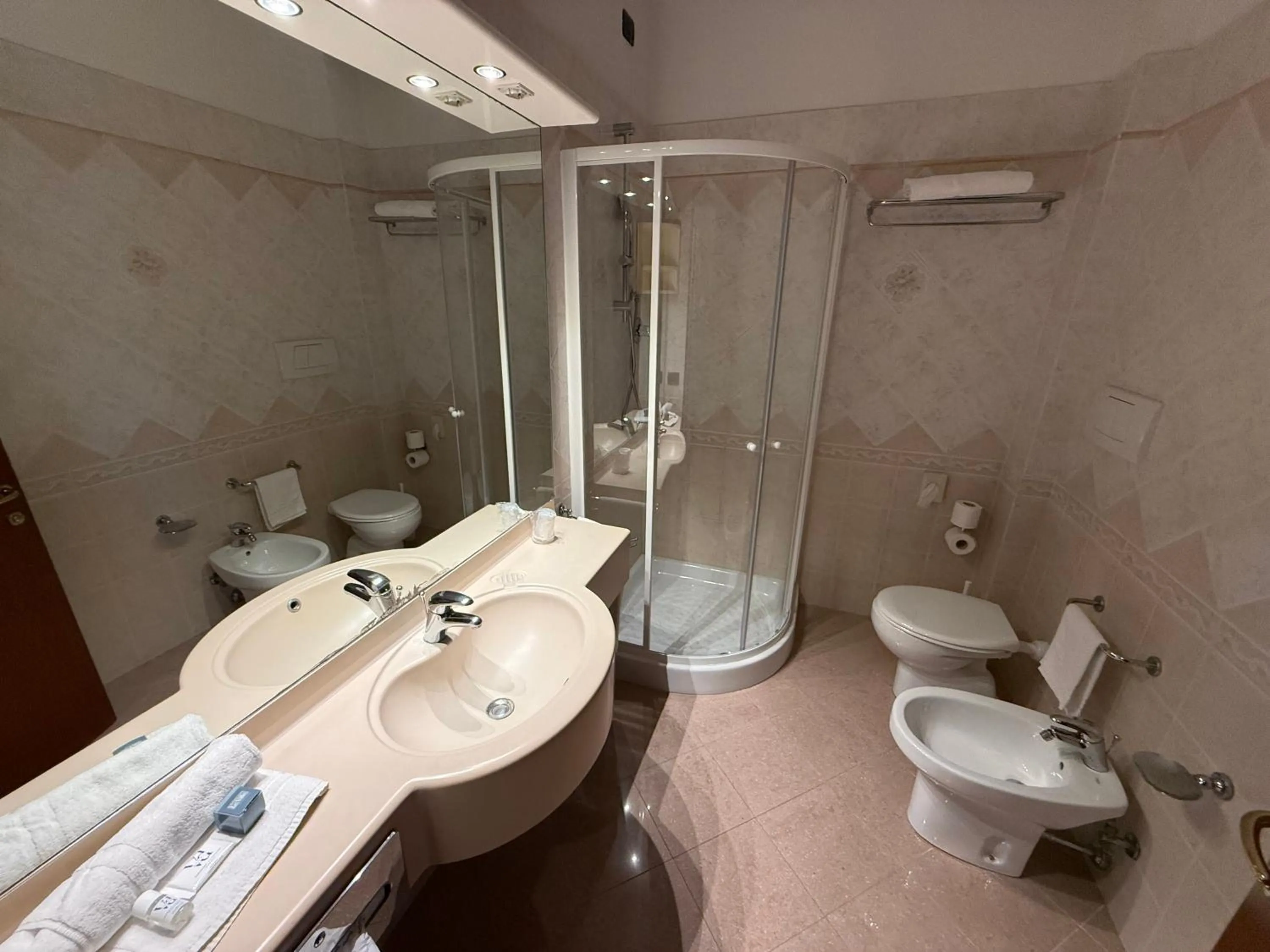 Shower in Hotel Le Ville