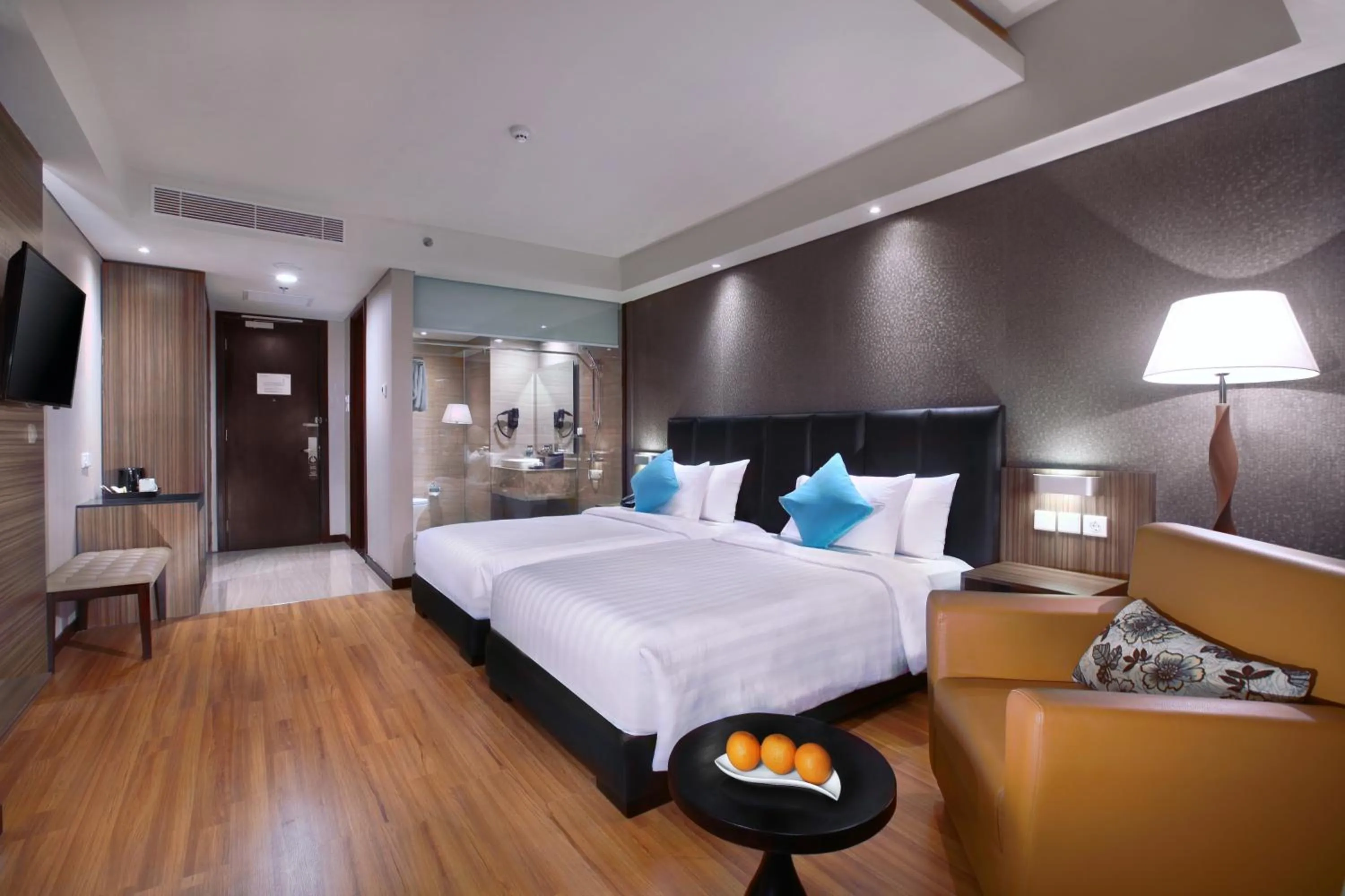 Photo of the whole room, Bed in The Alana Hotel & Convention Center Solo by ASTON