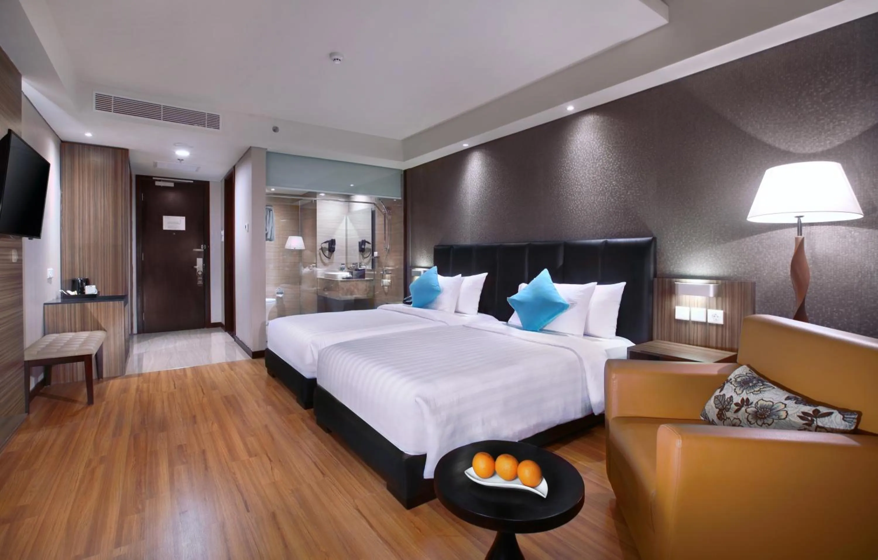 Photo of the whole room, Bed in The Alana Hotel & Convention Center Solo by ASTON