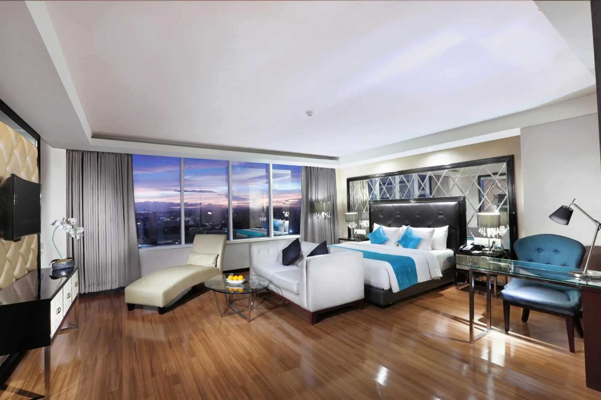 bunk bed in The Alana Hotel & Convention Center Solo by ASTON