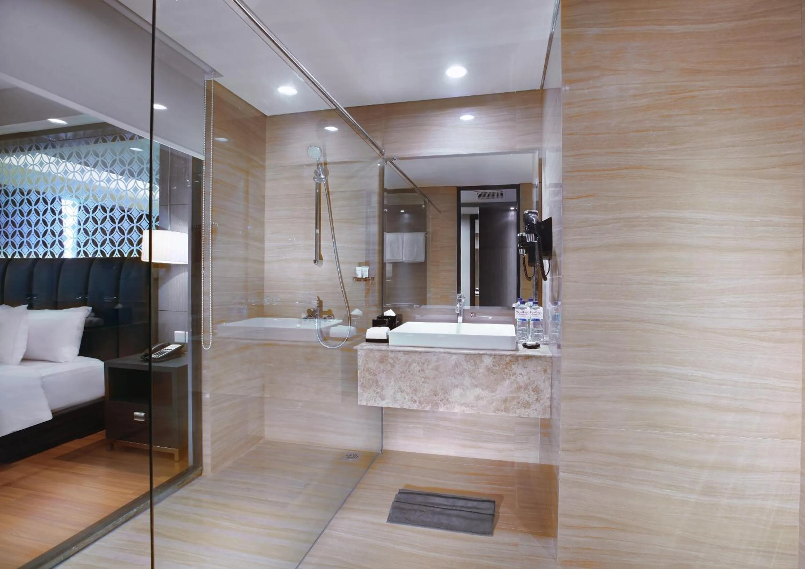 Shower in The Alana Hotel & Convention Center Solo by ASTON