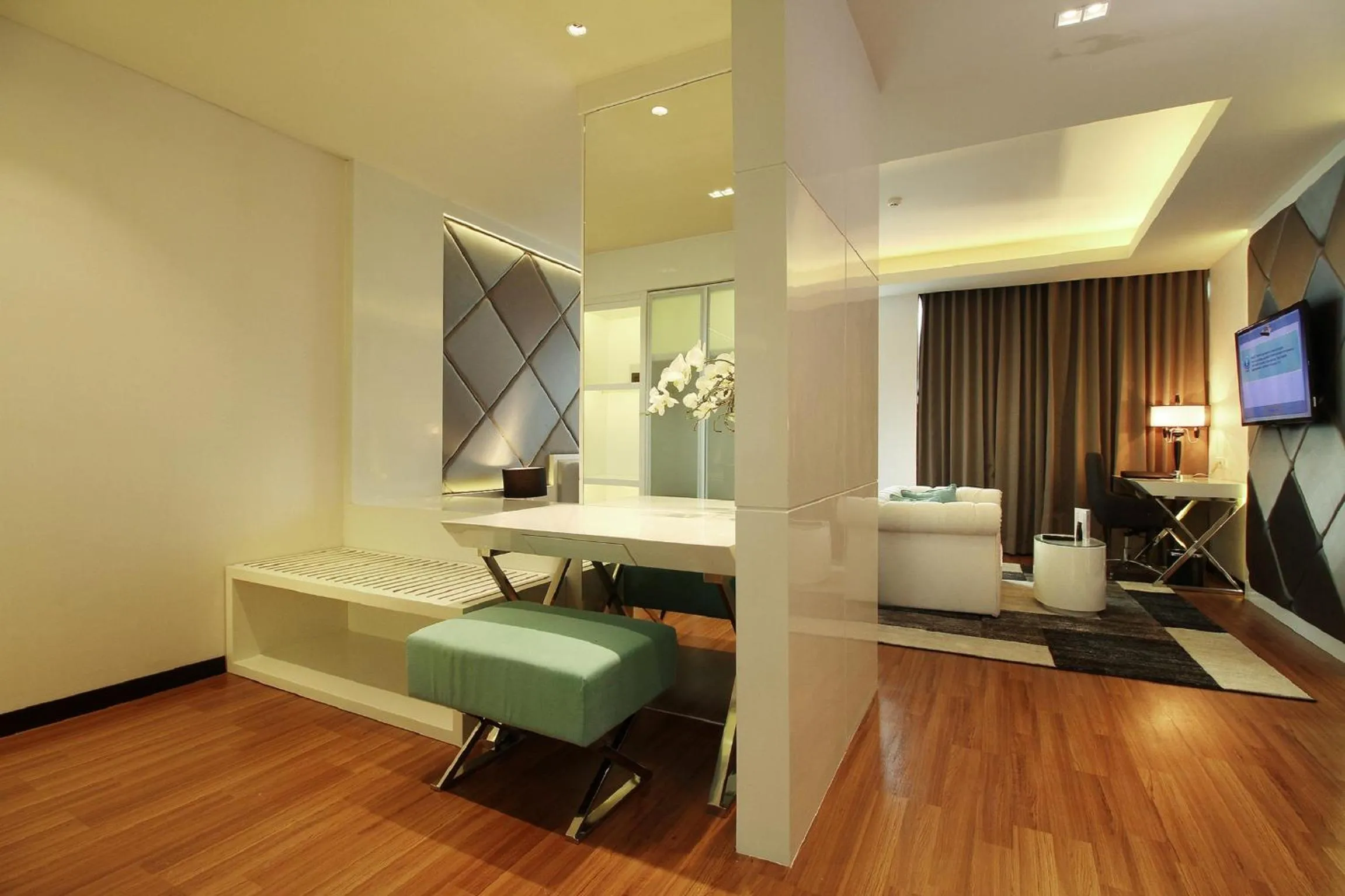 Photo of the whole room in The Alana Hotel & Convention Center Solo by ASTON