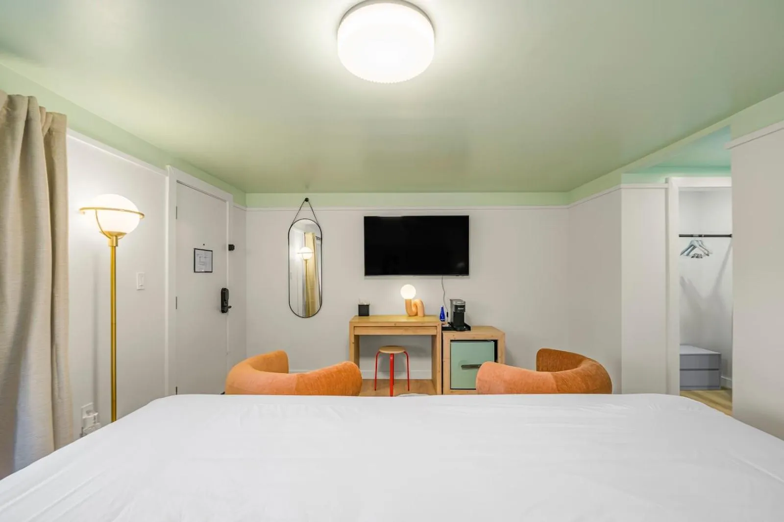 Seating area, Bed in Ambler Hotel