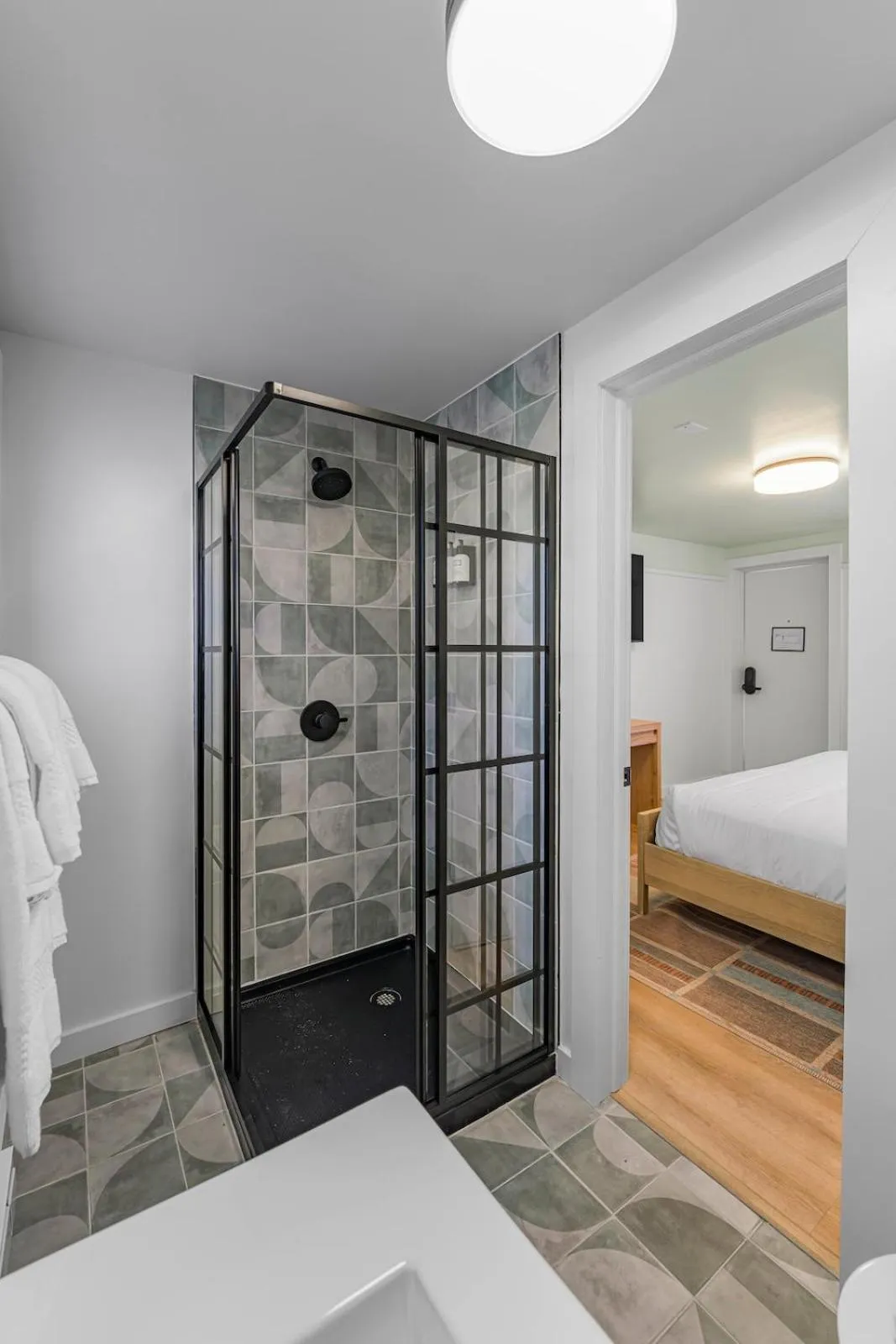 Bathroom, Bed in Ambler Hotel